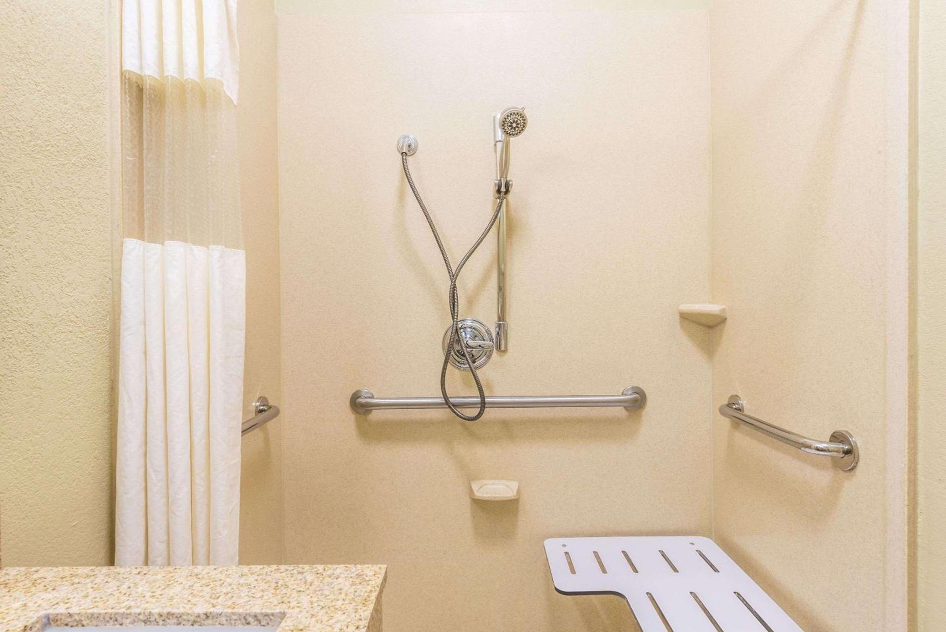 Days Inn & Suites by Wyndham Mineral Wells photo 9