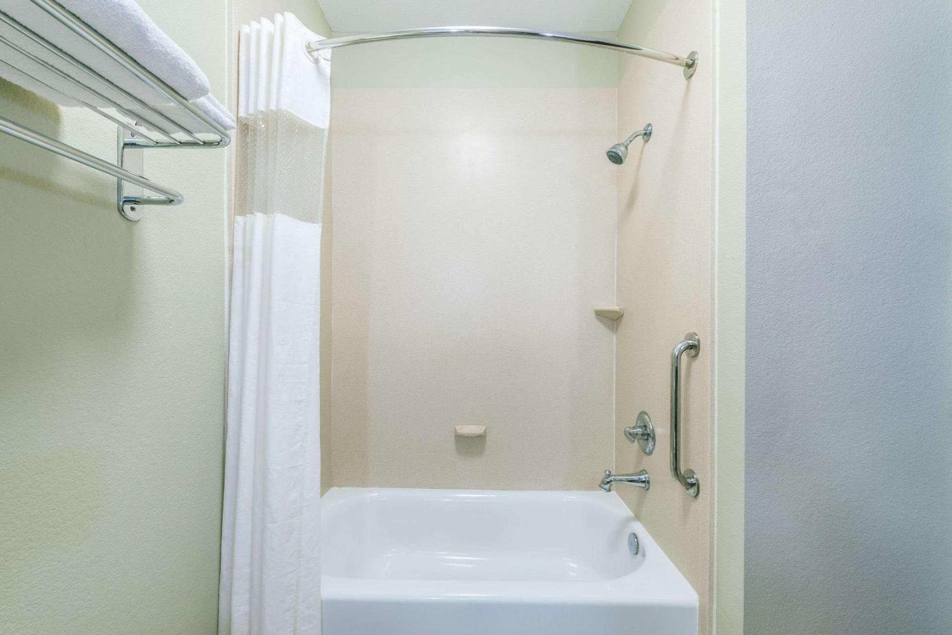 Days Inn & Suites by Wyndham Mineral Wells photo 11