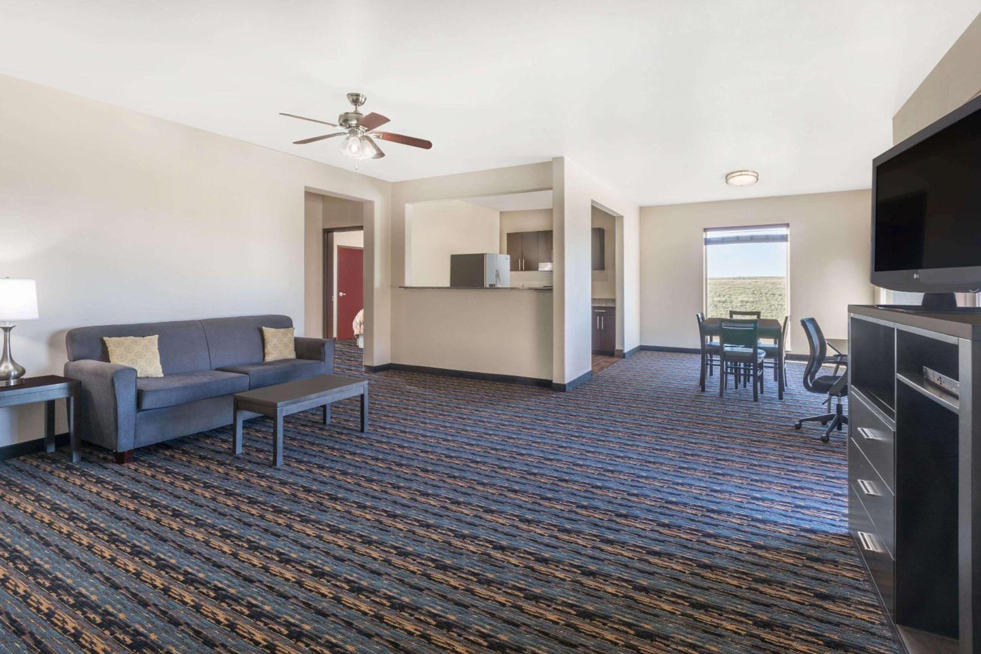 Days Inn by Wyndham Dilley photo 13