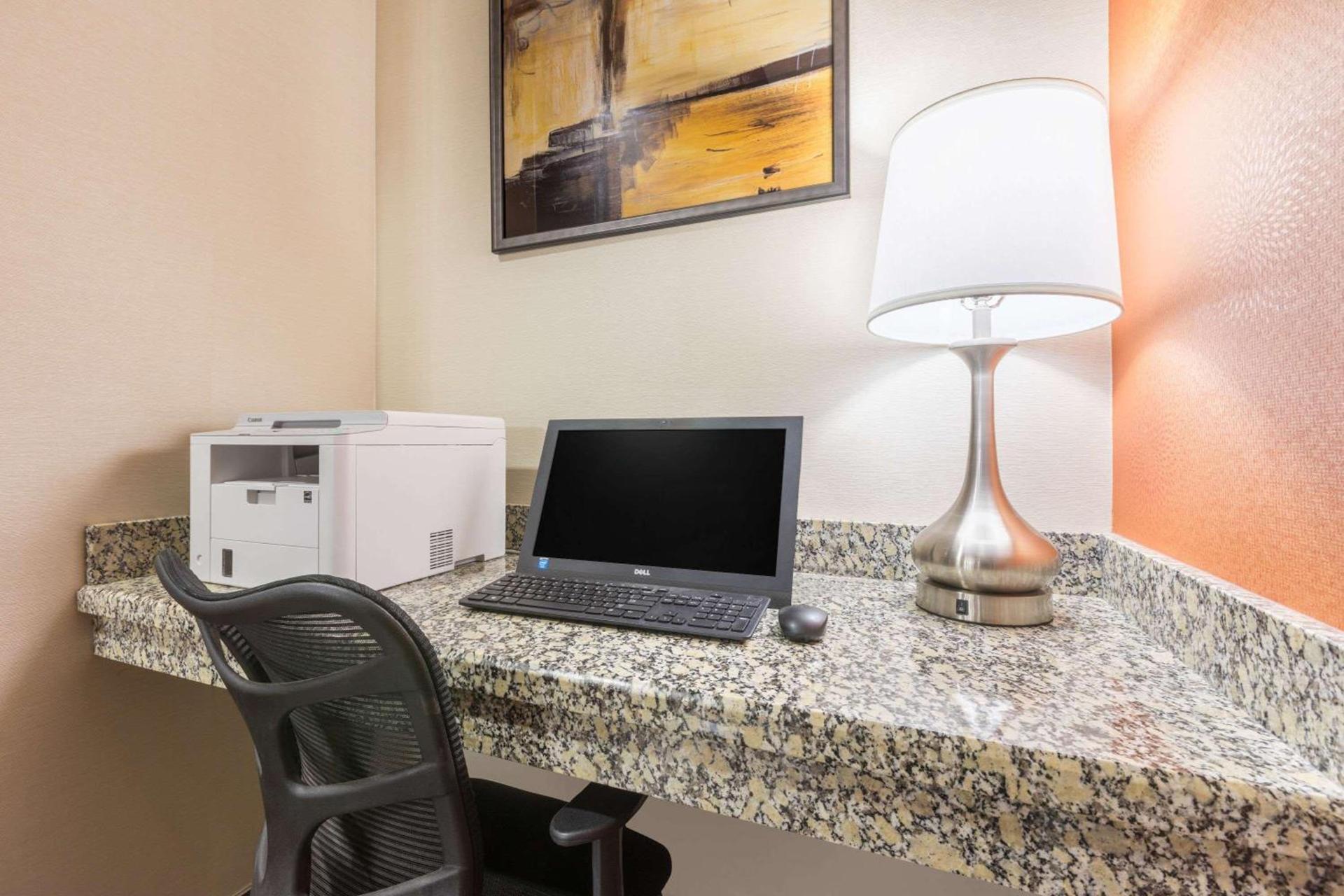 Days Inn by Wyndham Dilley photo 15