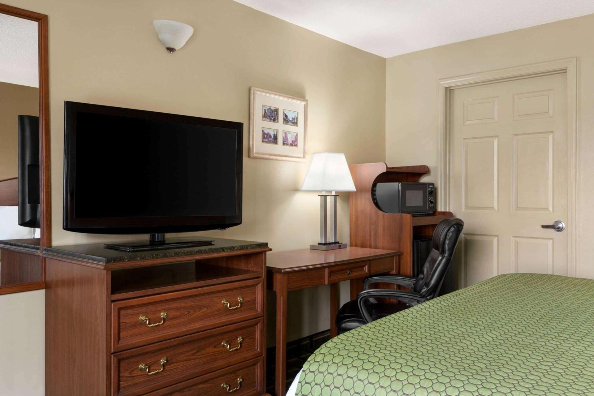 Baymont by Wyndham Warner Robins photo 18