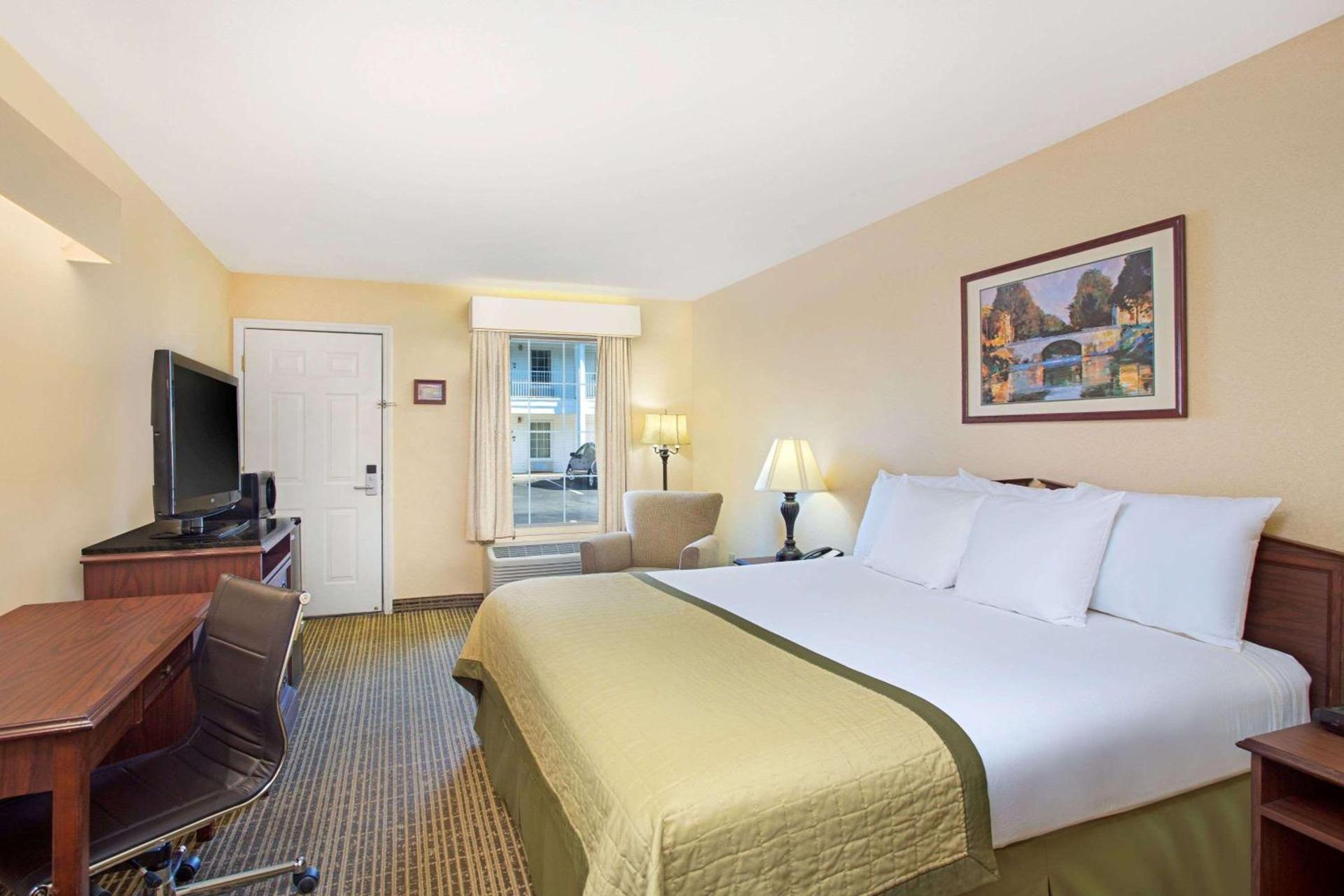 Baymont by Wyndham Forest City photo 29