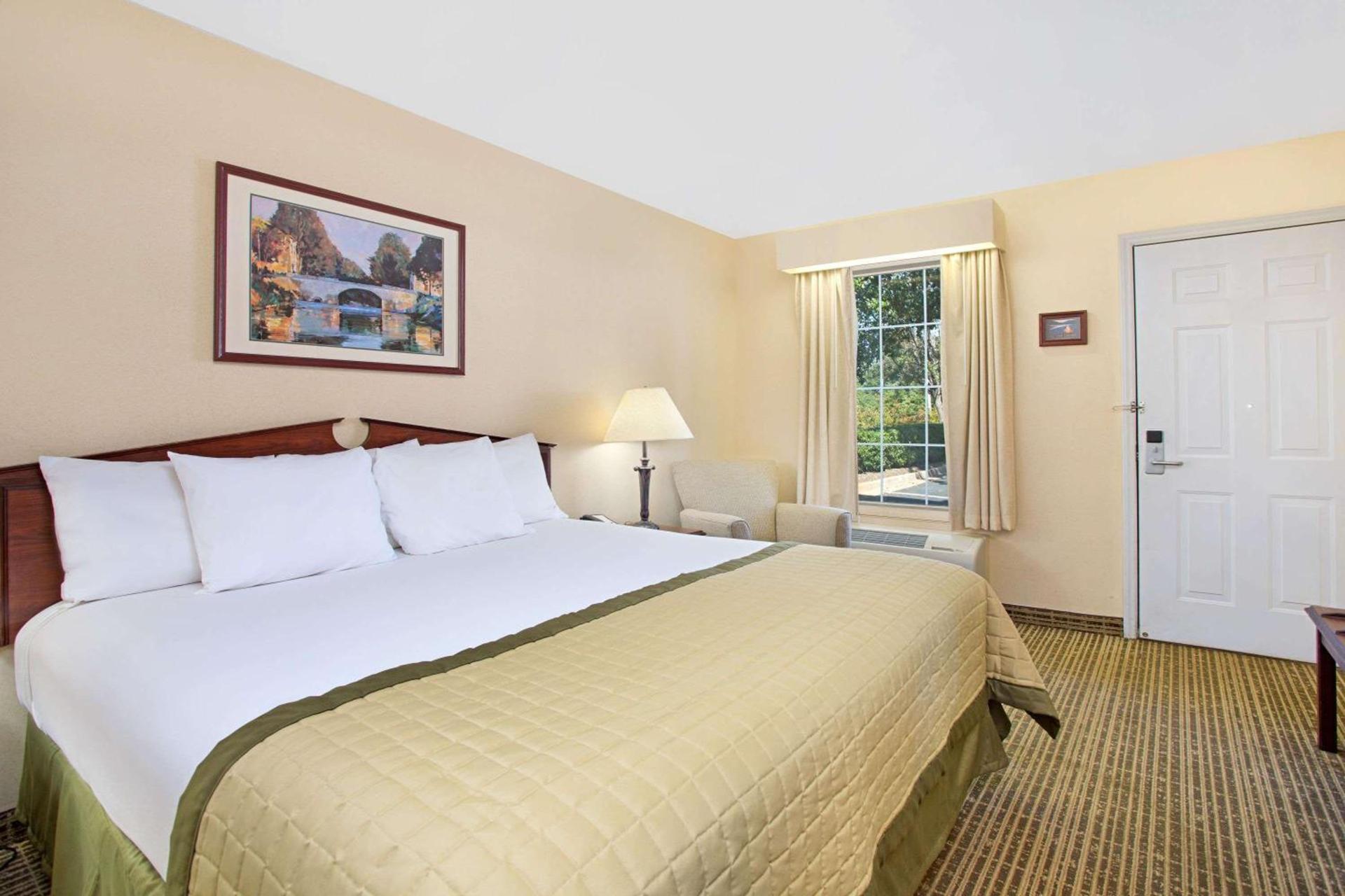 Baymont by Wyndham Forest City photo 30