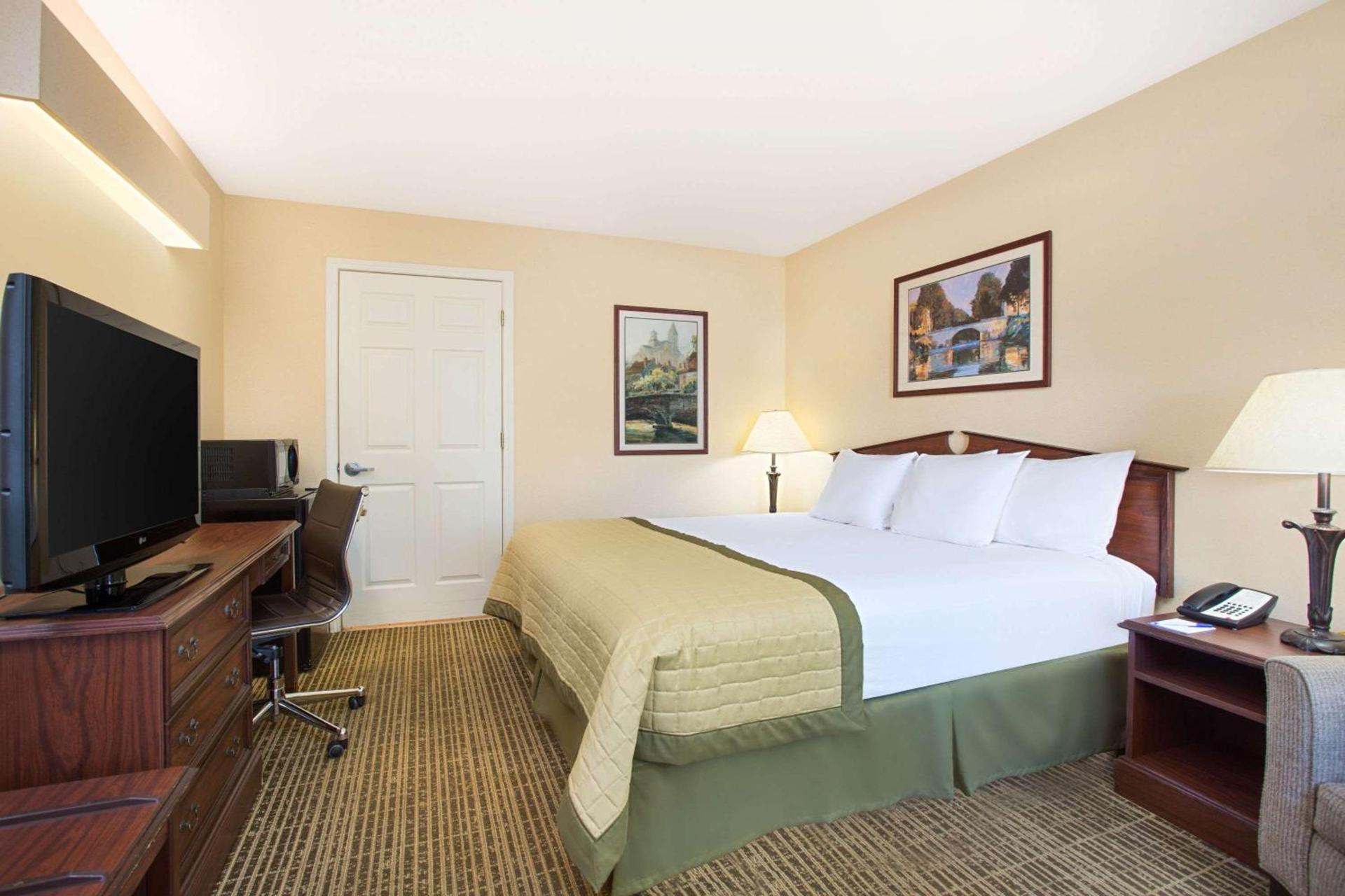 Baymont by Wyndham Forest City photo 33