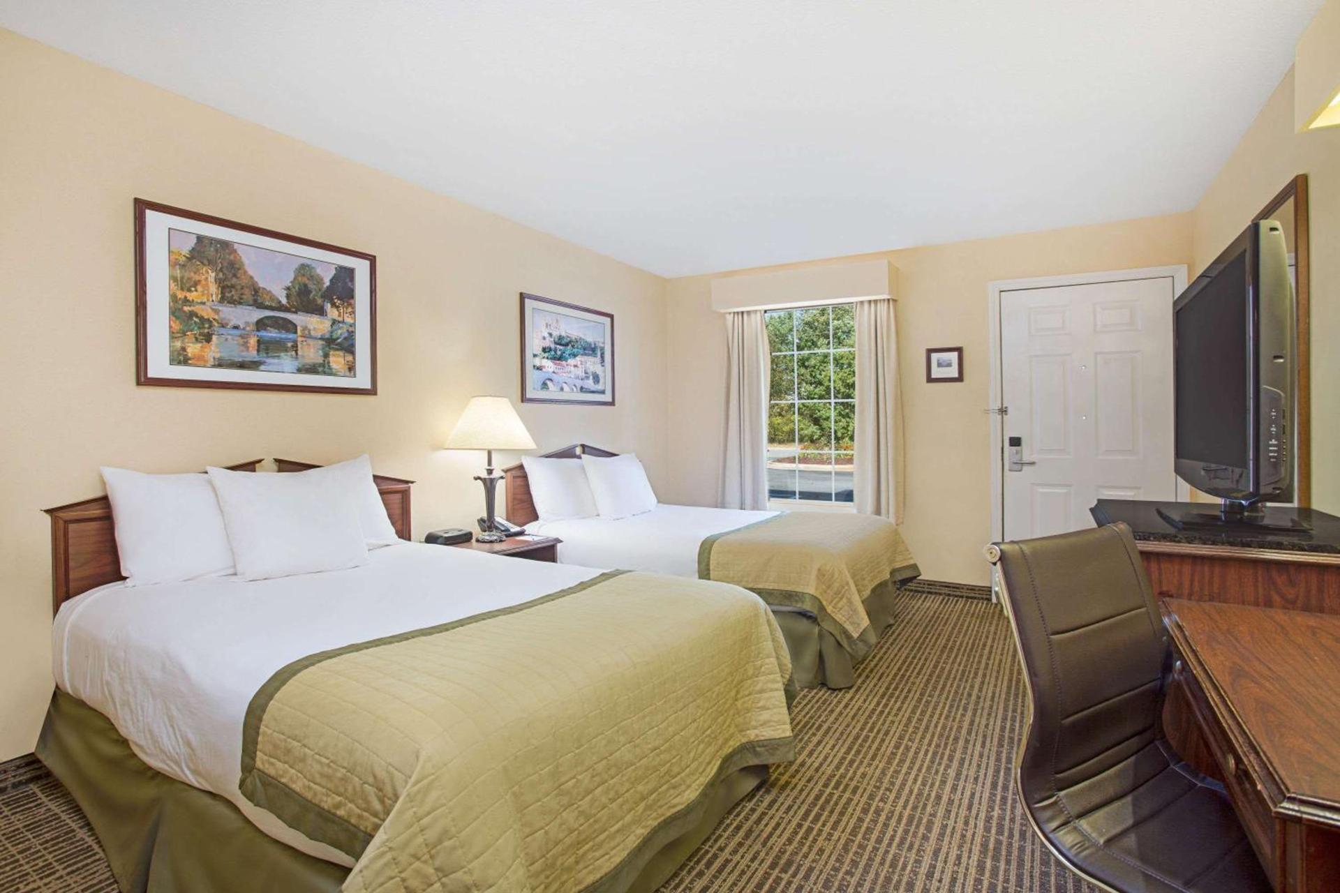 Baymont by Wyndham Forest City photo 35