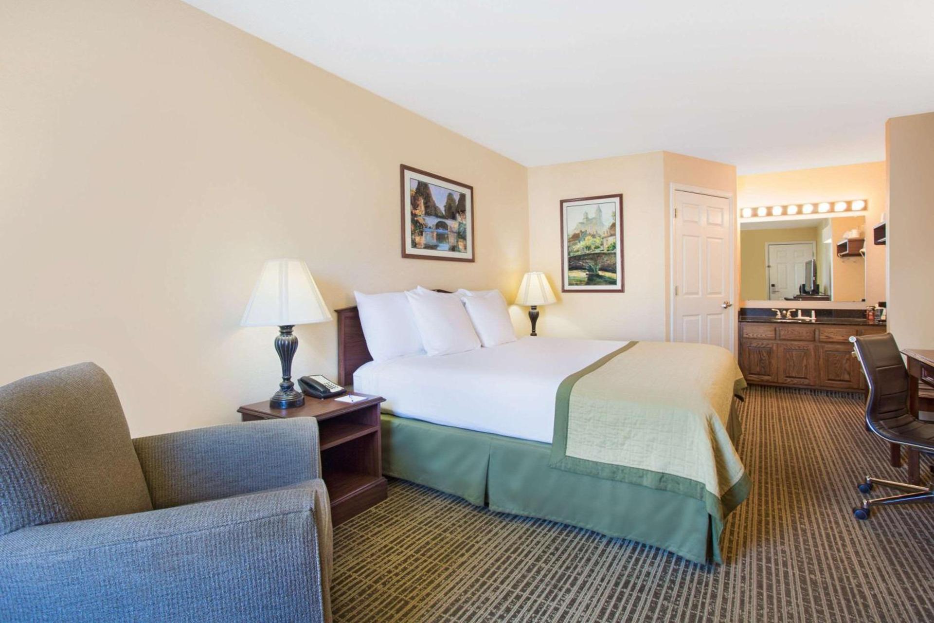 Baymont by Wyndham Forest City photo 36