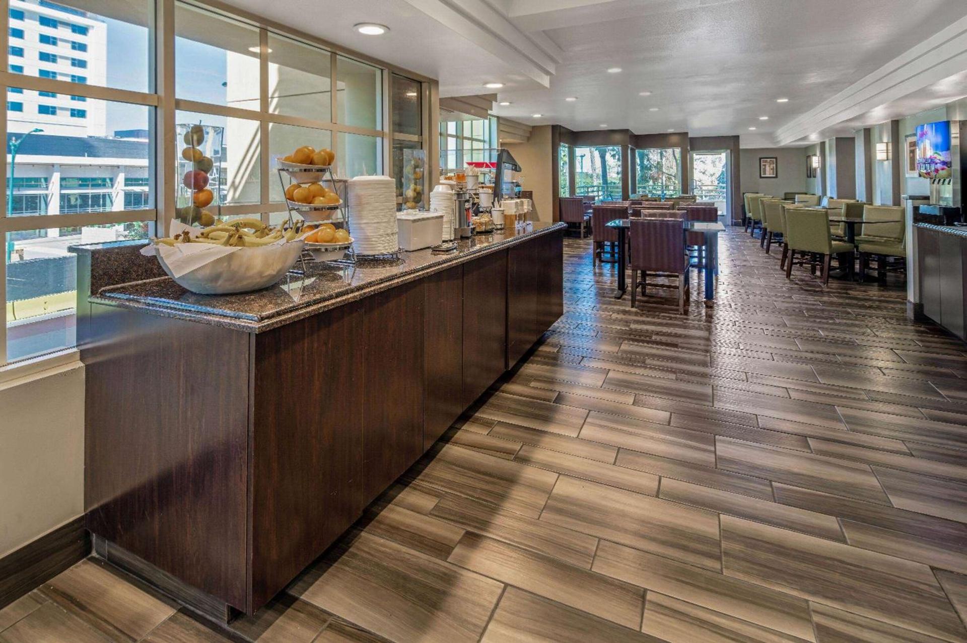La Quinta by Wyndham Anaheim photo 8