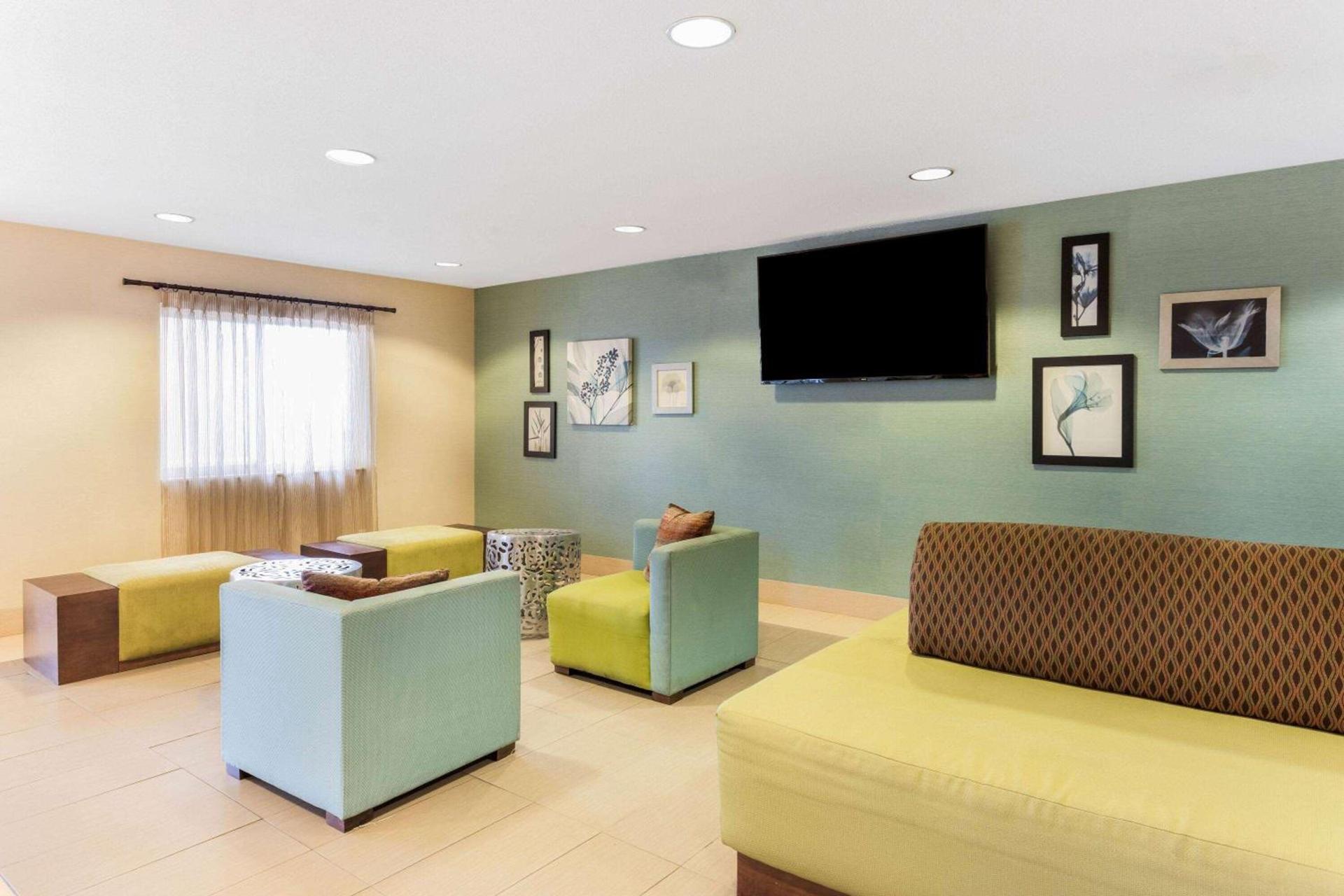 AmericInn by Wyndham Frankfort IN photo 2