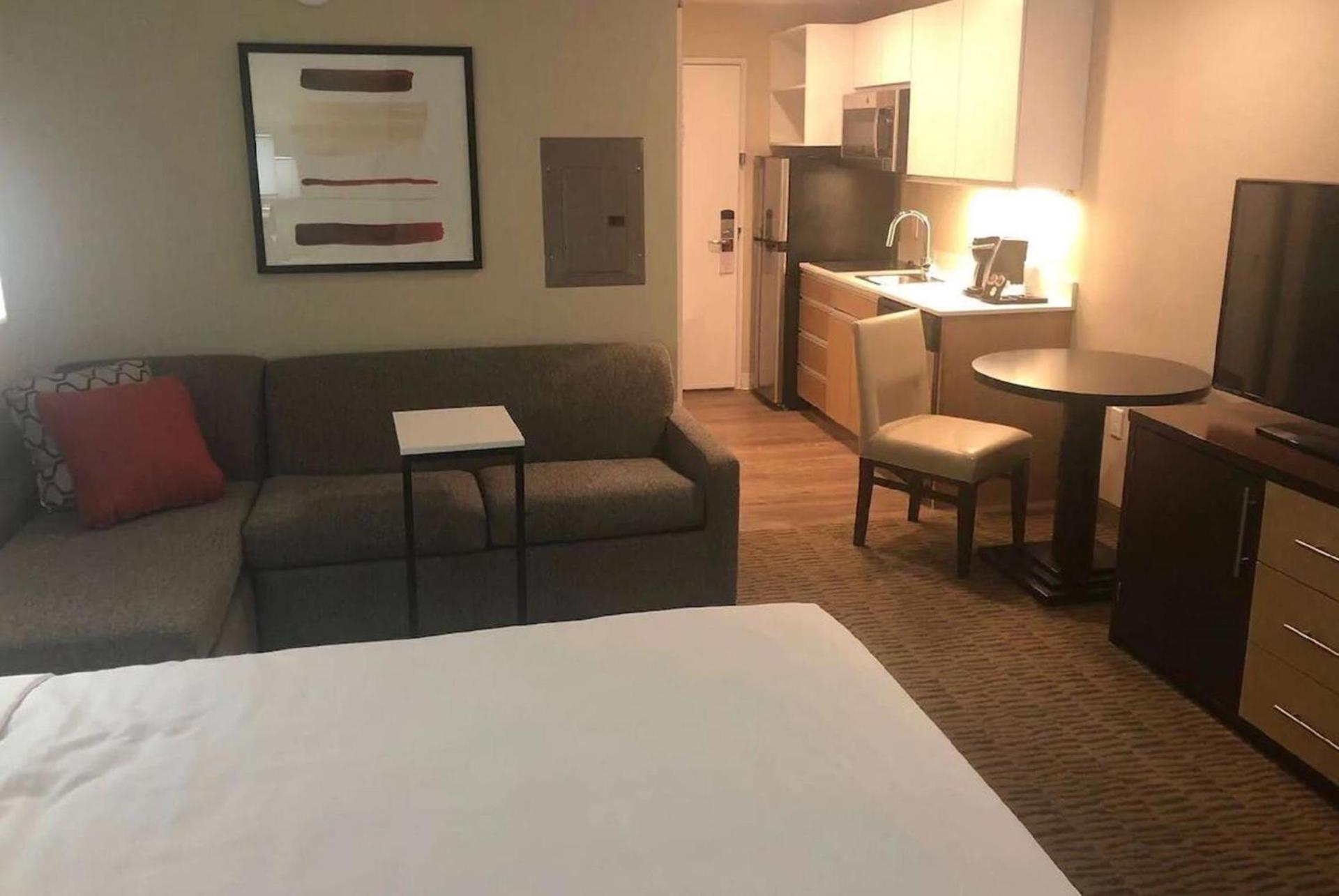 Hawthorn Extended Stay by Wyndham Monahans photo 13