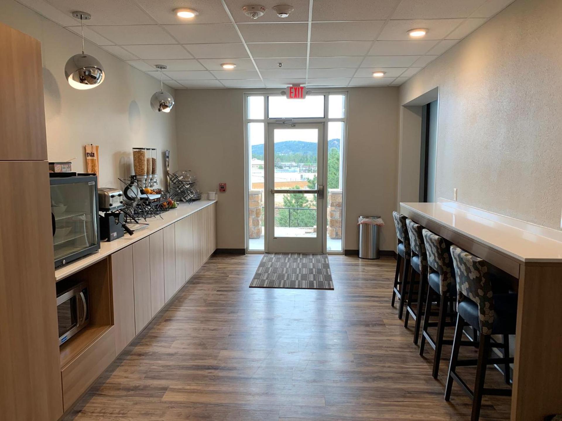 Microtel Inn & Suites by Wyndham Woodland Park photo 9