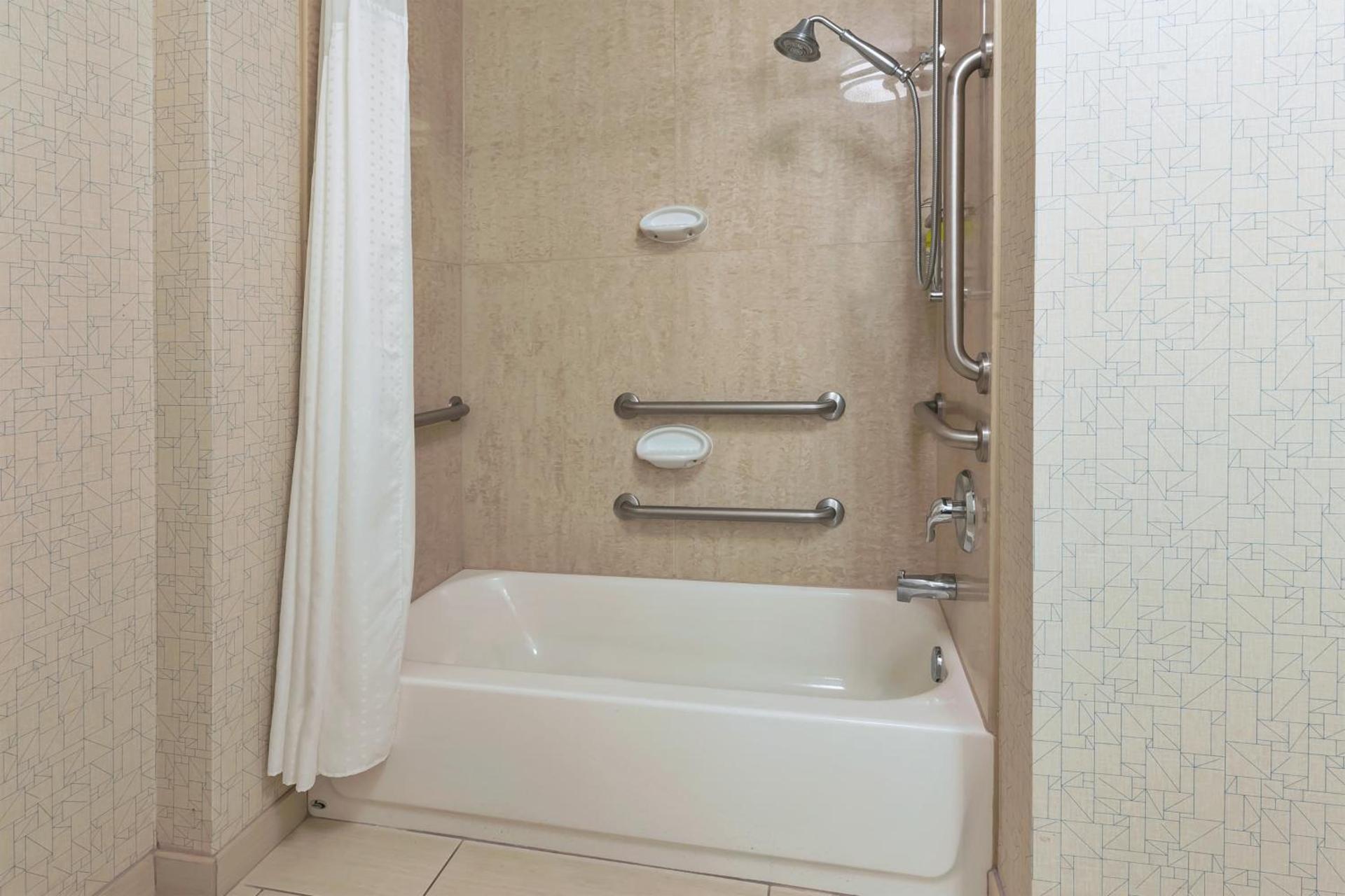 Holiday Inn Express Hotel & Suites Warminster-Horsham by IHG photo 2