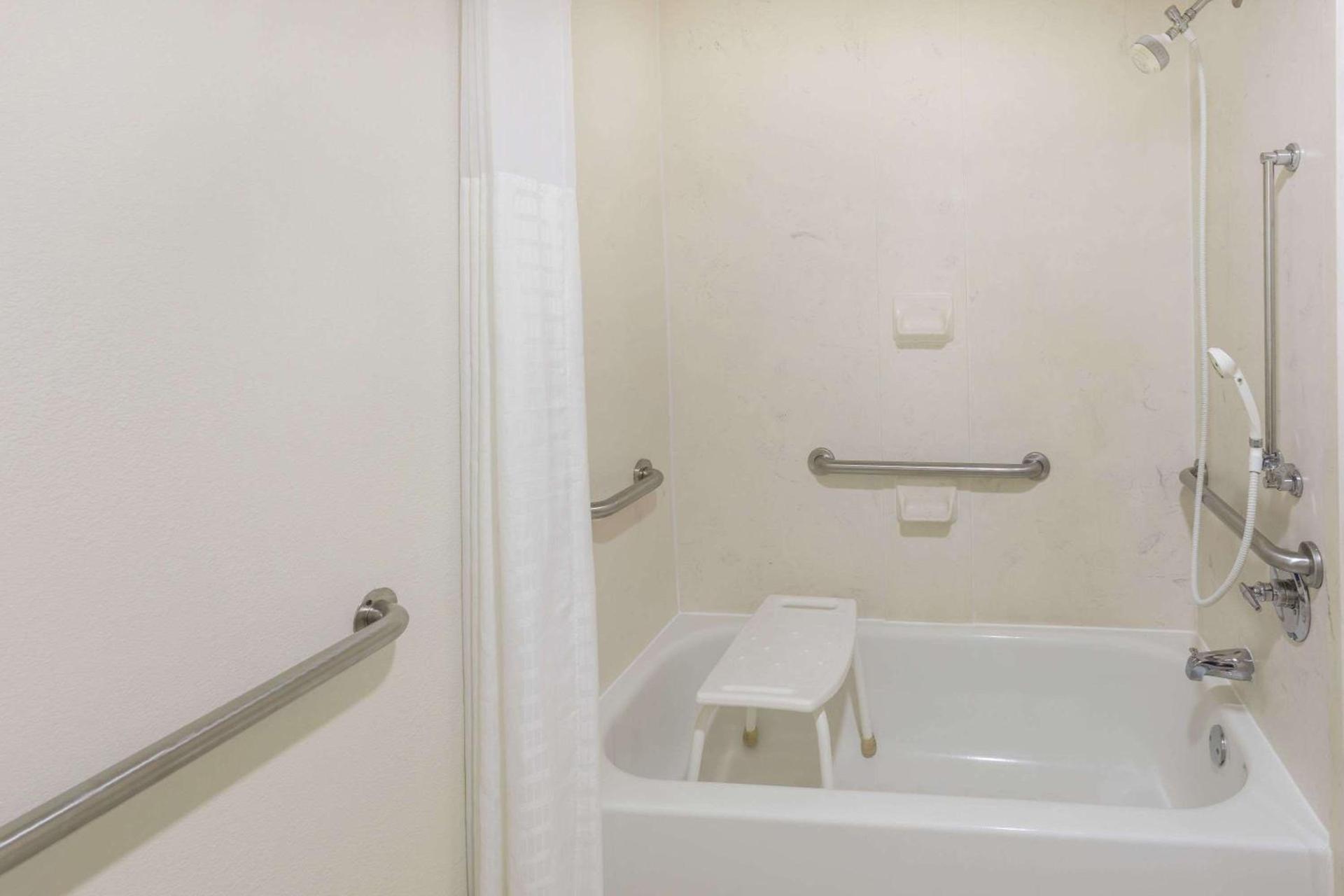 Baymont by Wyndham Orangeburg North photo 28
