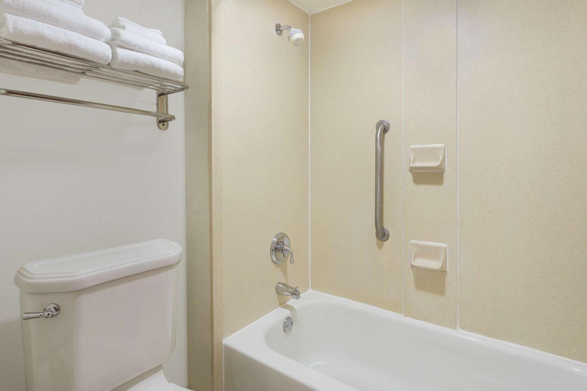 Baymont by Wyndham Orangeburg North photo 30