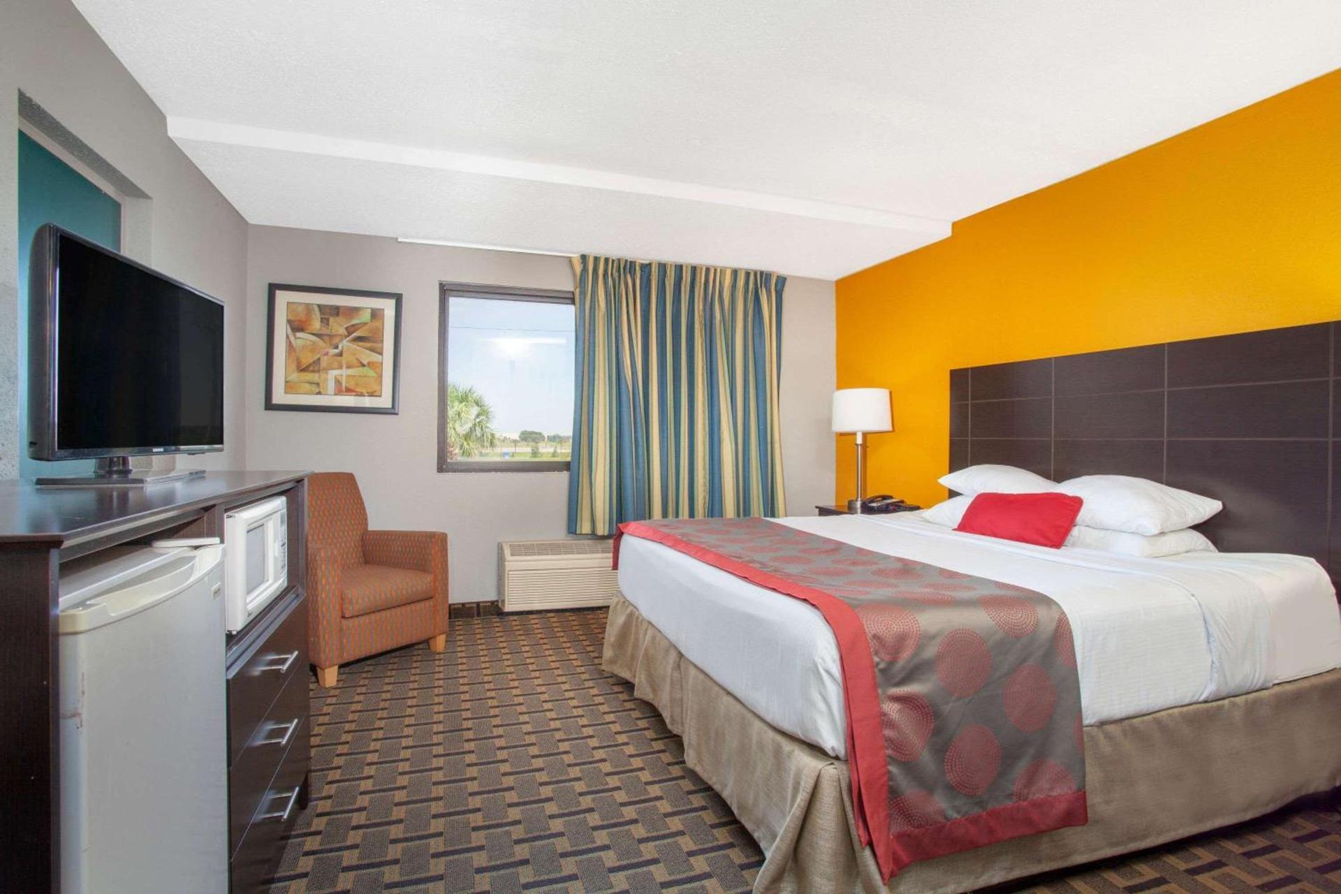 Ramada by Wyndham Davenport Orlando South photo 32