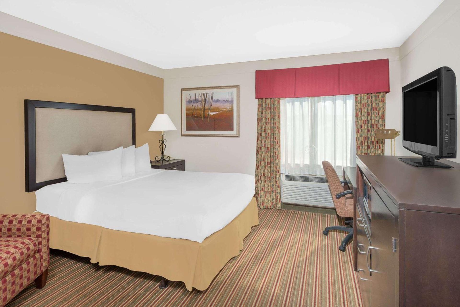 Baymont by Wyndham Litchfield photo 34