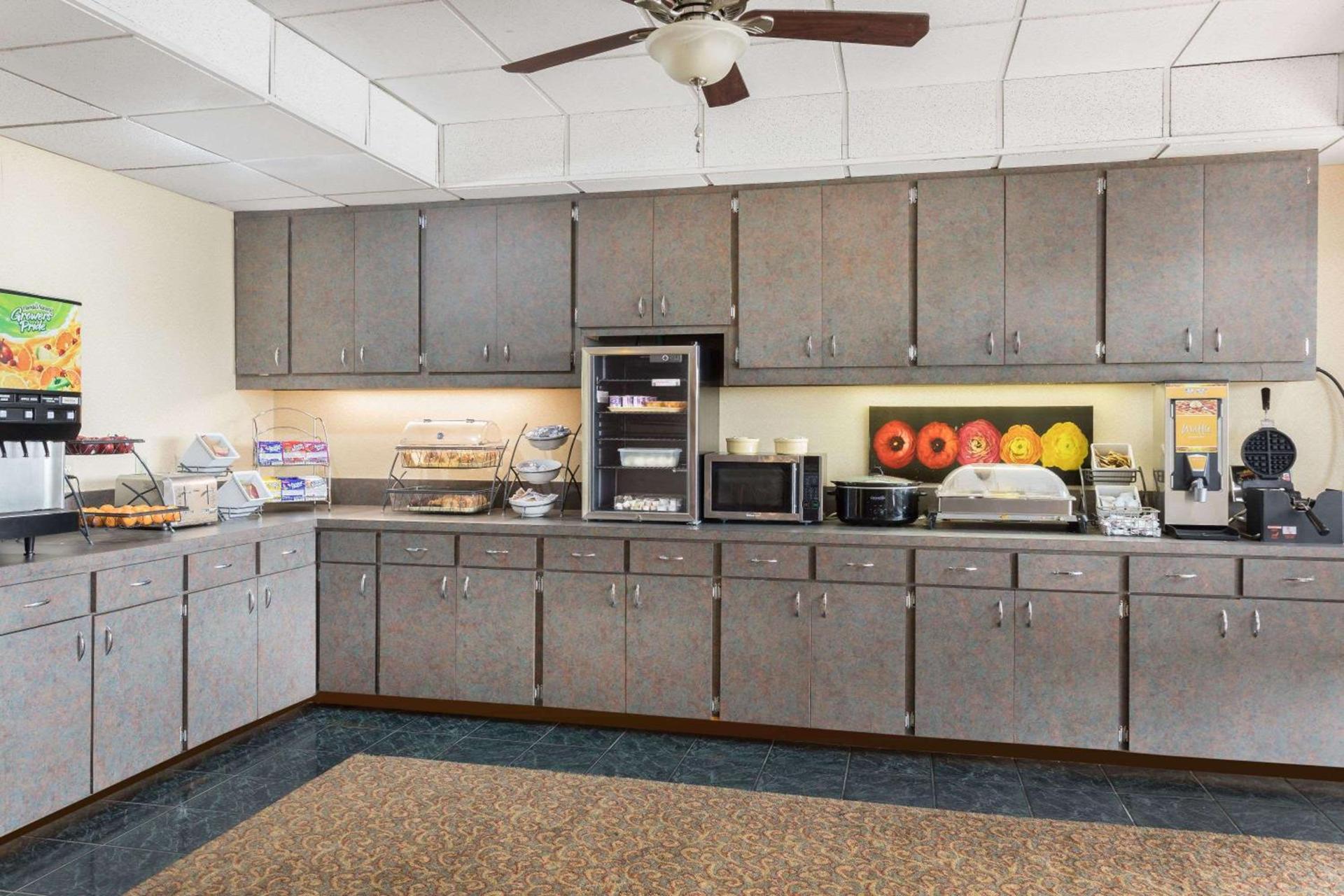 Baymont by Wyndham Fayetteville photo 8