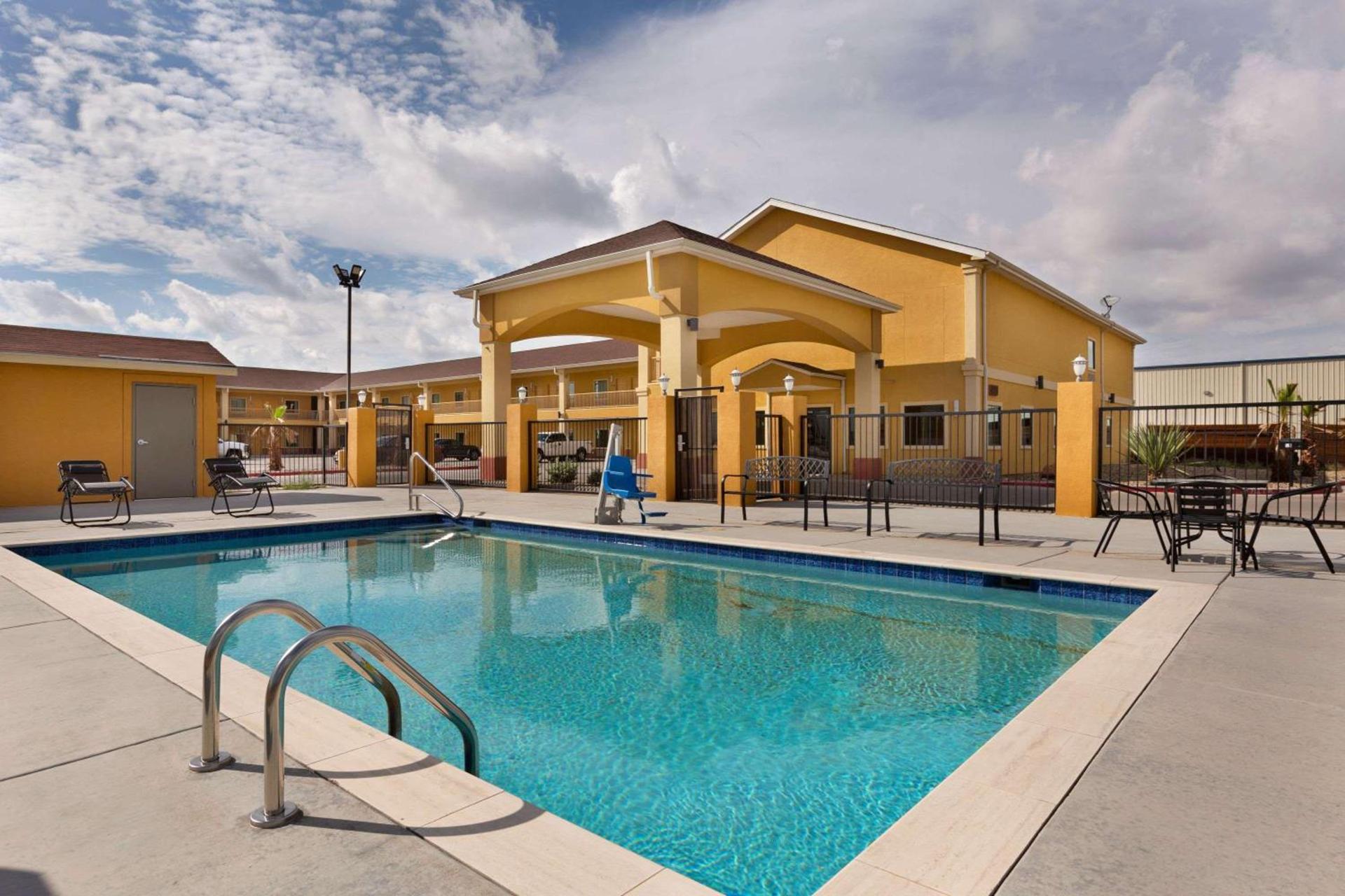 Days Inn by Wyndham Odessa photo 5