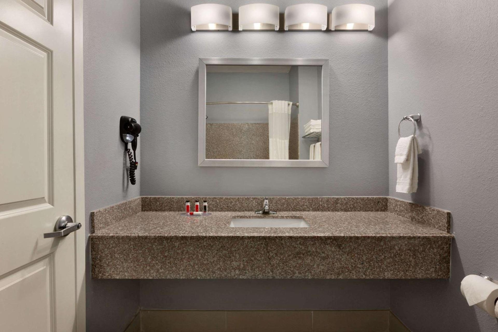 Days Inn by Wyndham Odessa photo 13