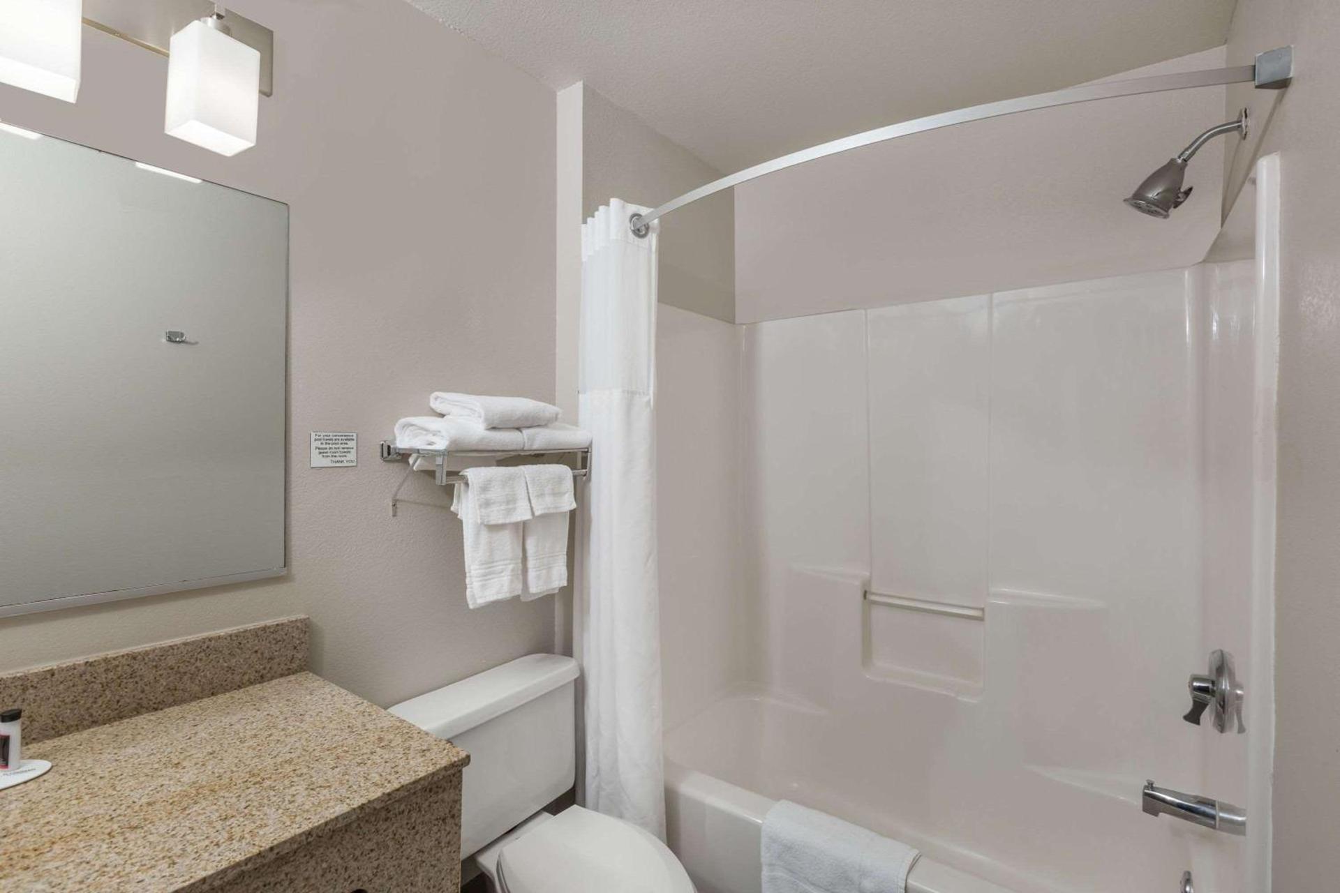 Ramada by Wyndham Platte City KCI Airport photo 11