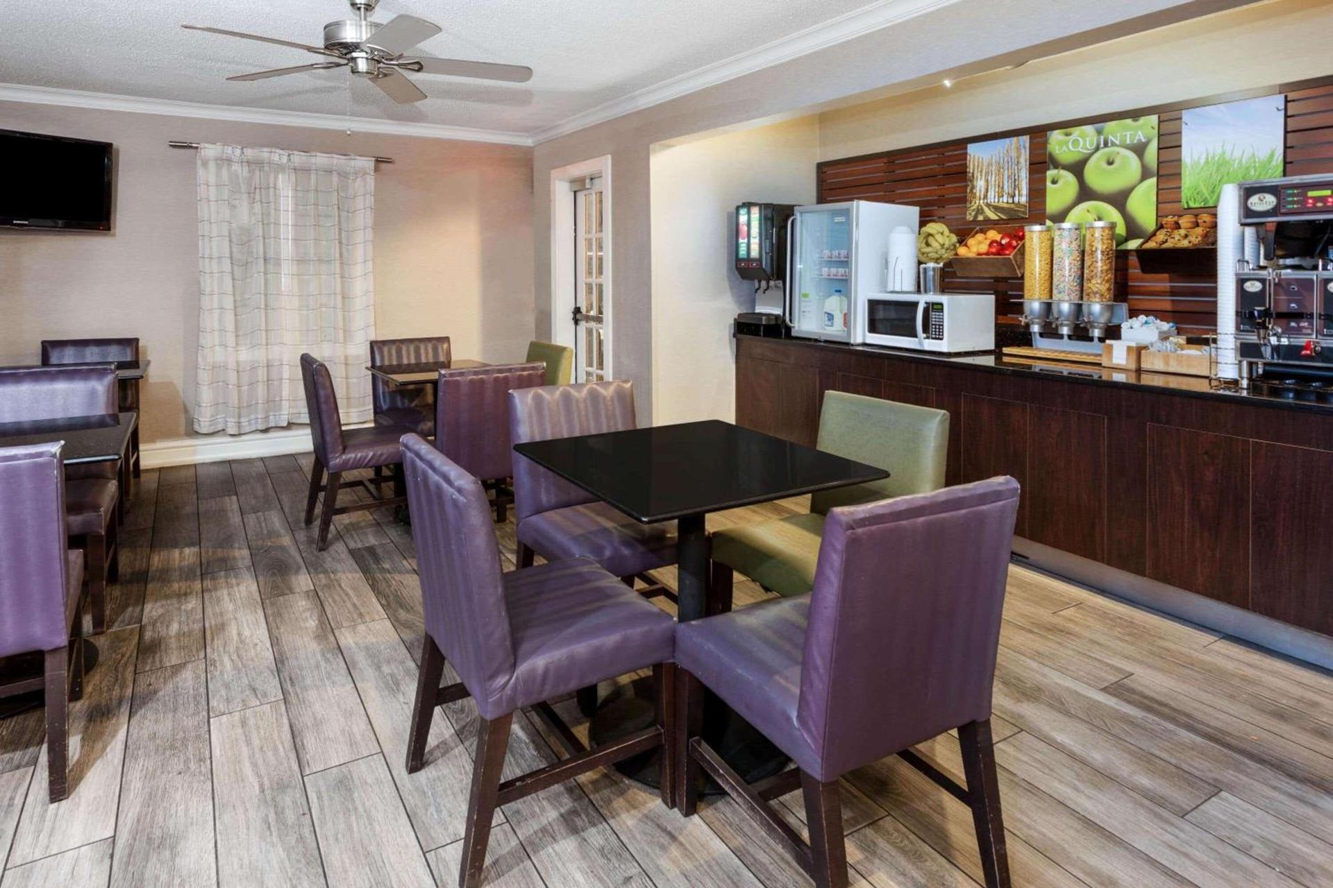 La Quinta Inn by Wyndham Laredo I-35 photo 36