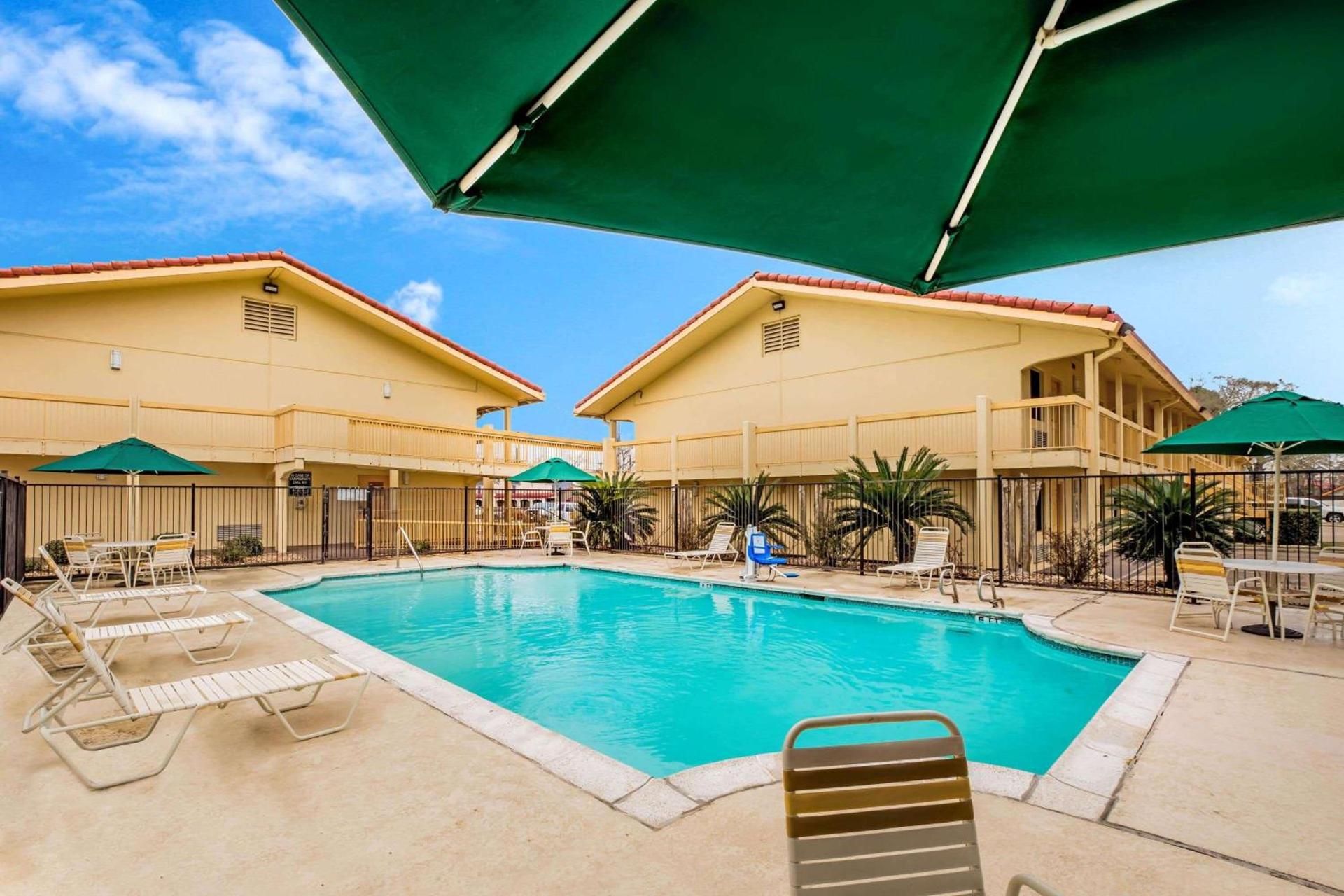 La Quinta Inn by Wyndham Lufkin photo 13