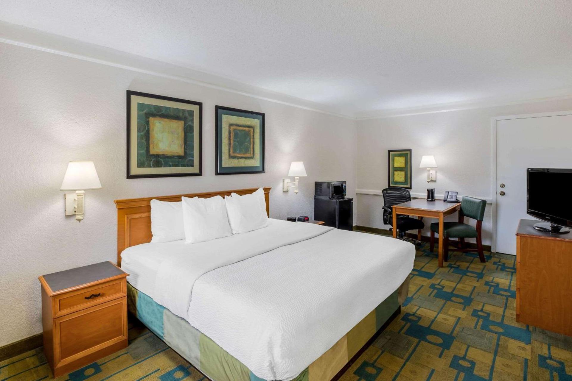 La Quinta Inn by Wyndham Lufkin photo 16