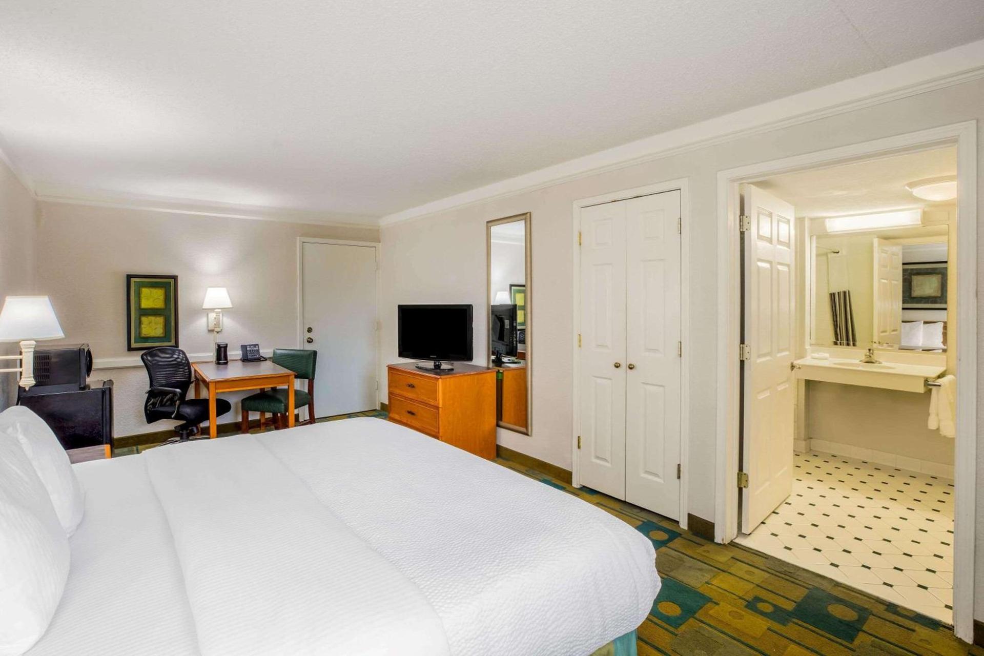 La Quinta Inn by Wyndham Lufkin photo 17