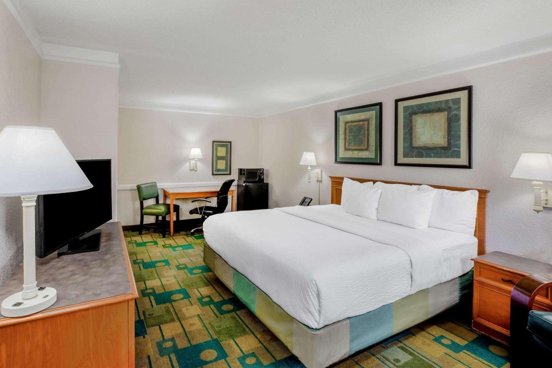La Quinta Inn by Wyndham Lufkin photo 19