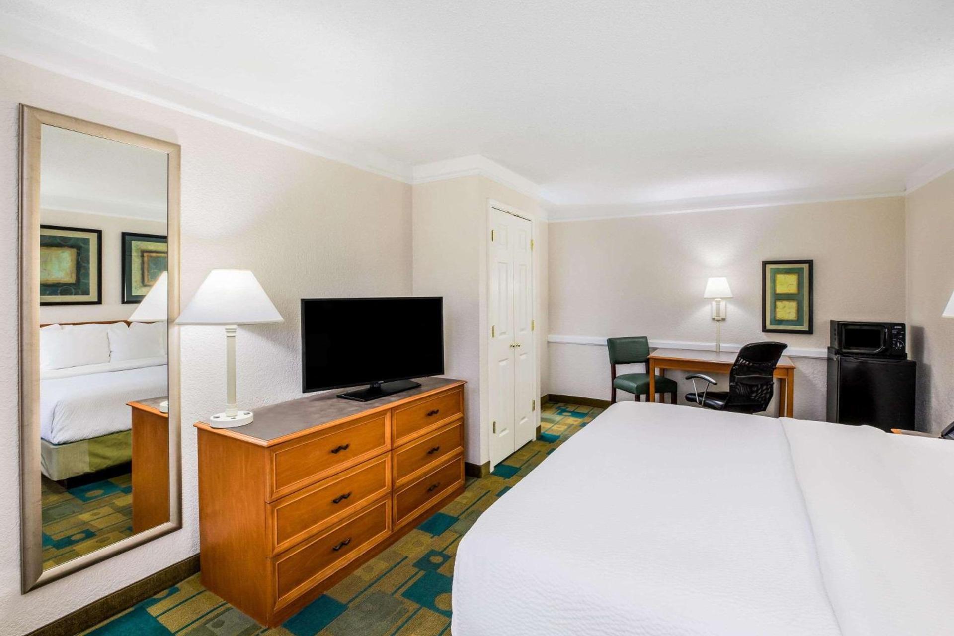 La Quinta Inn by Wyndham Lufkin photo 21