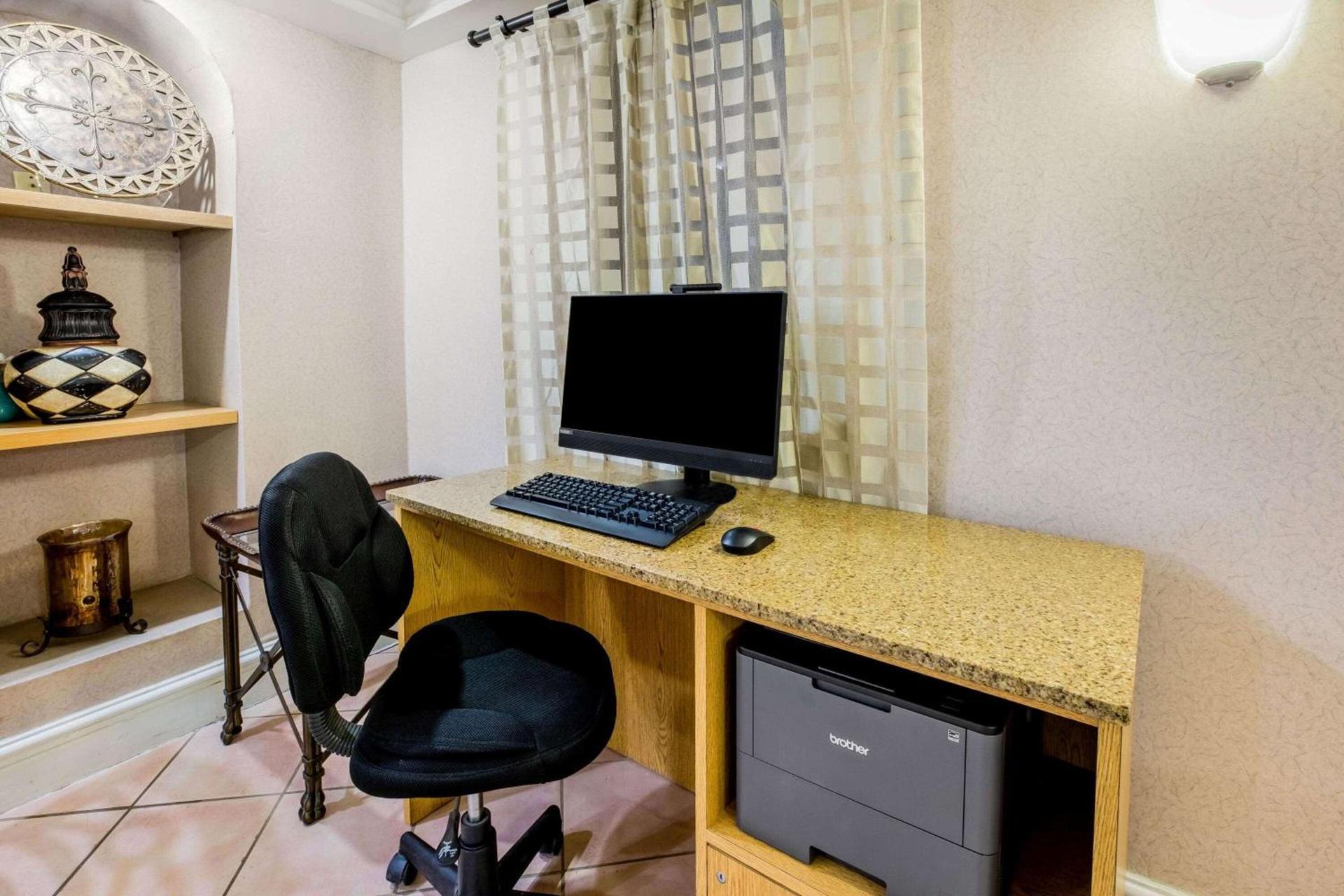 La Quinta Inn by Wyndham Lufkin photo 28