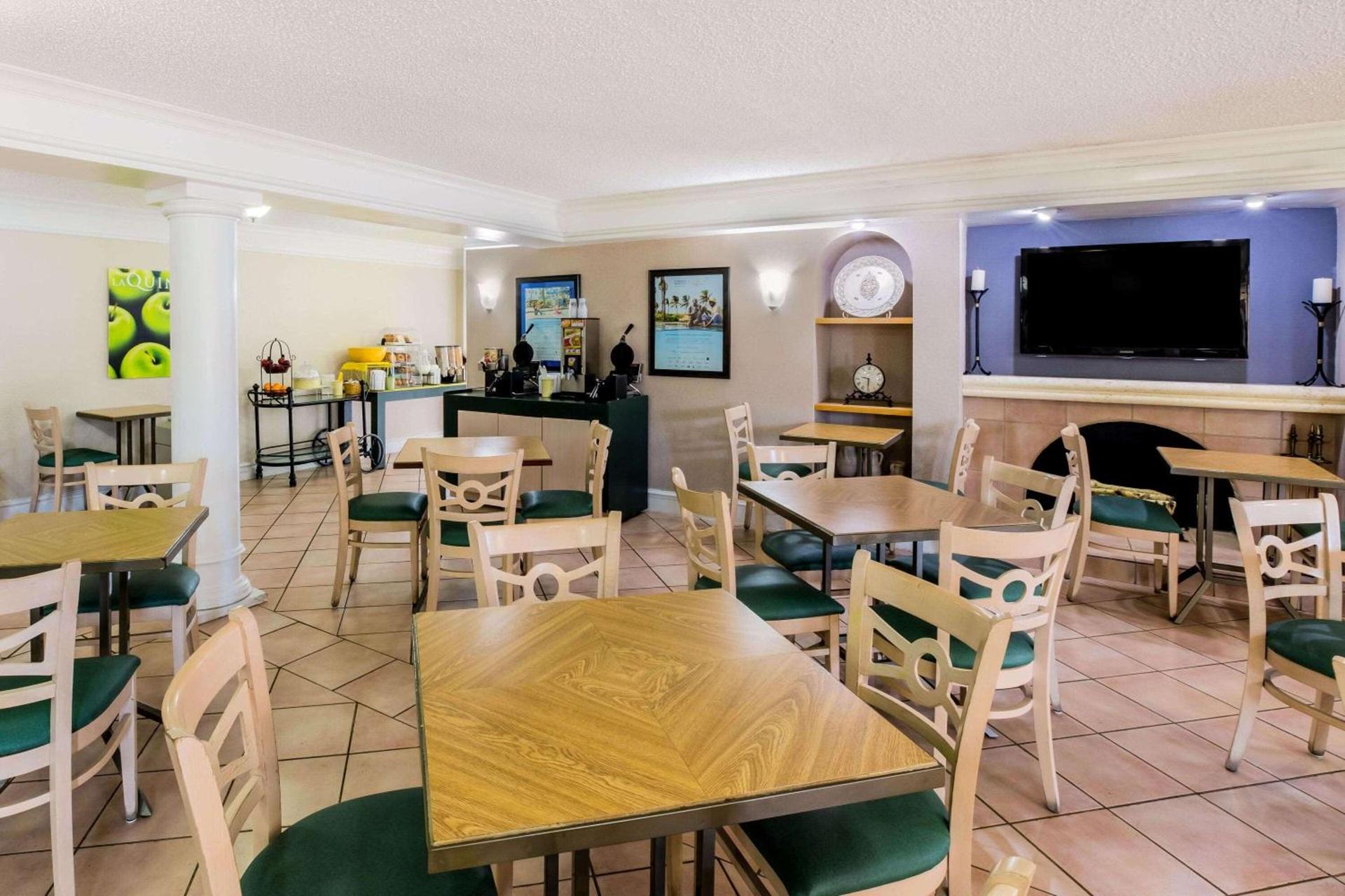 La Quinta Inn by Wyndham Lufkin photo 29