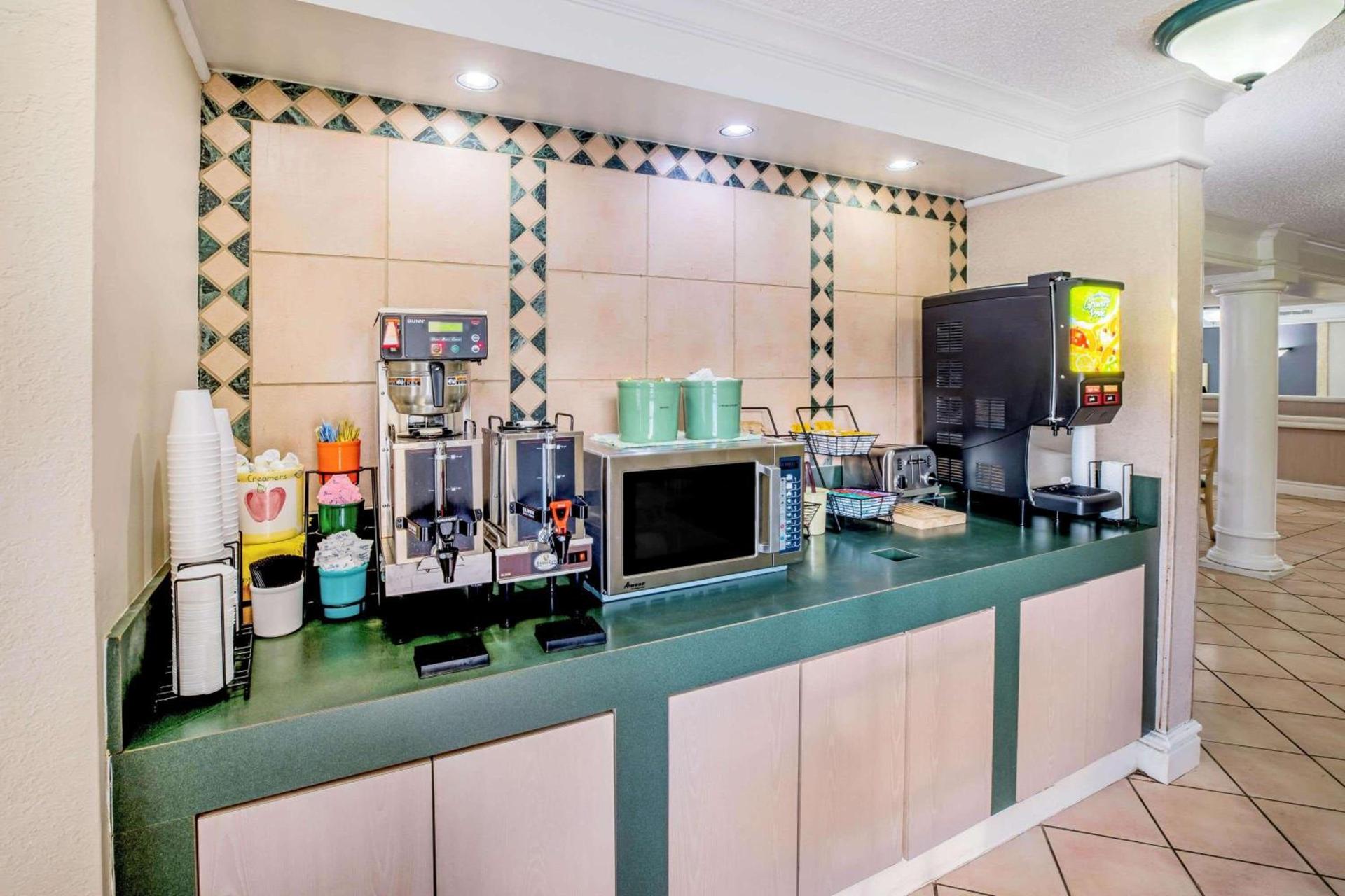 La Quinta Inn by Wyndham Lufkin photo 30