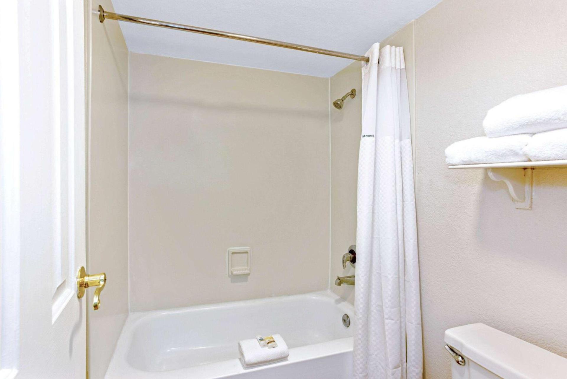 La Quinta Inn by Wyndham Orlando Airport West photo 18