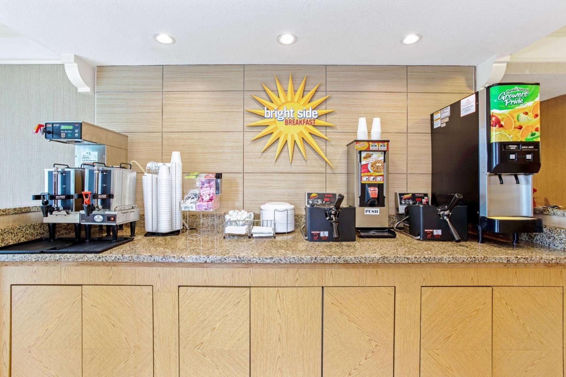 La Quinta Inn by Wyndham Orlando Airport West photo 22