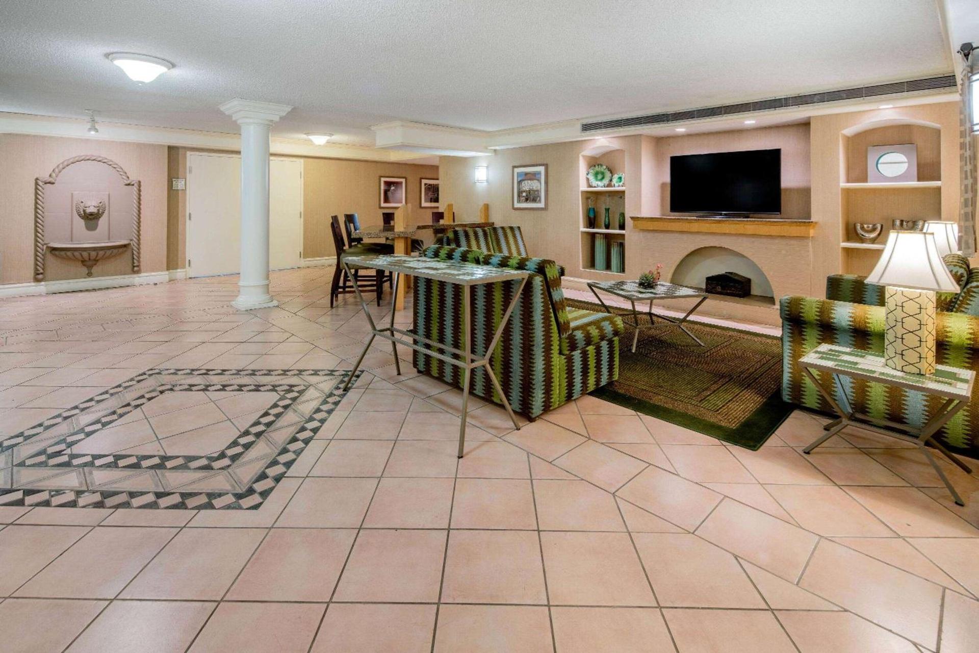 La Quinta Inn & Suites by Wyndham Irvine Spectrum photo 6