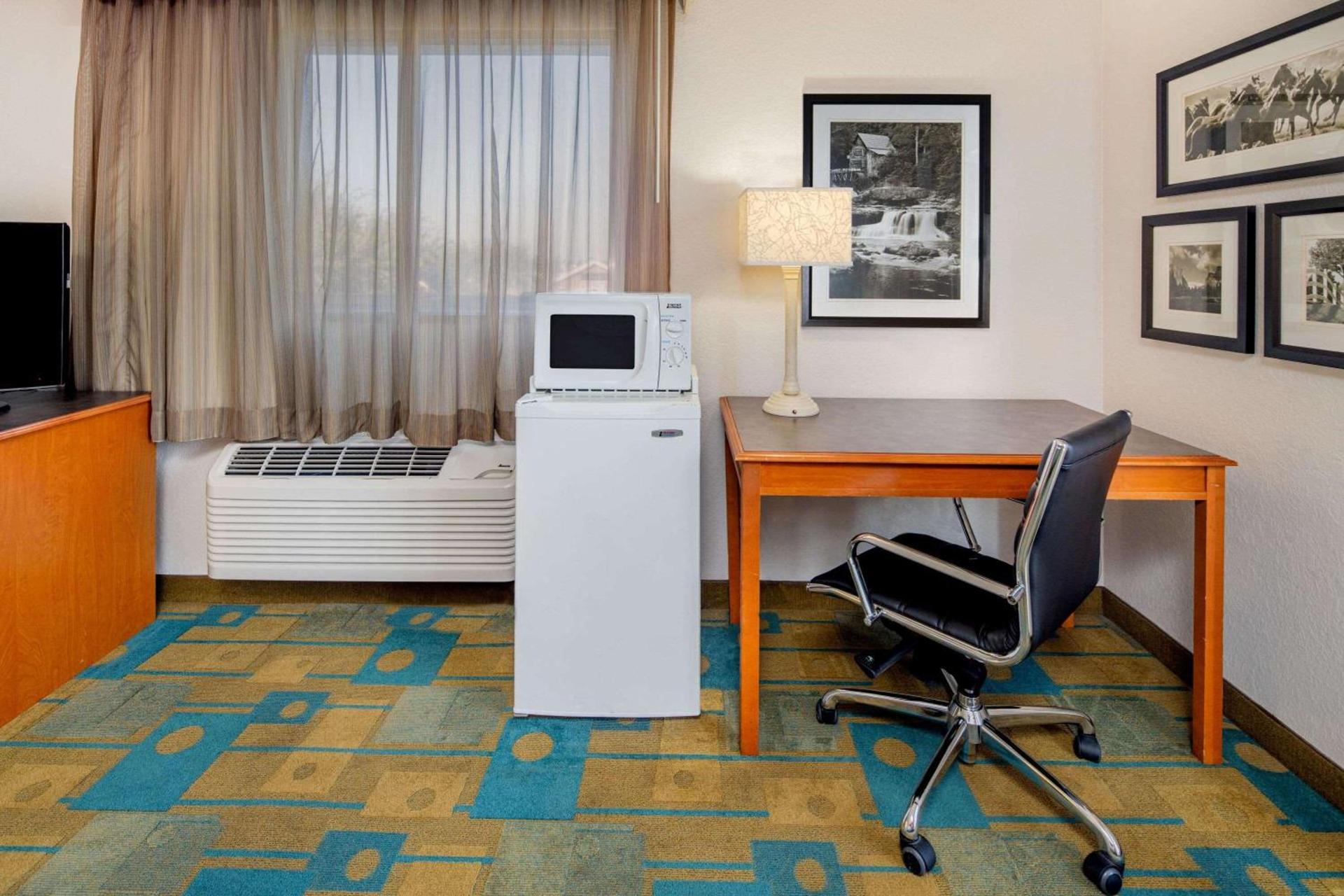 La Quinta Inn & Suites by Wyndham Irvine Spectrum photo 15
