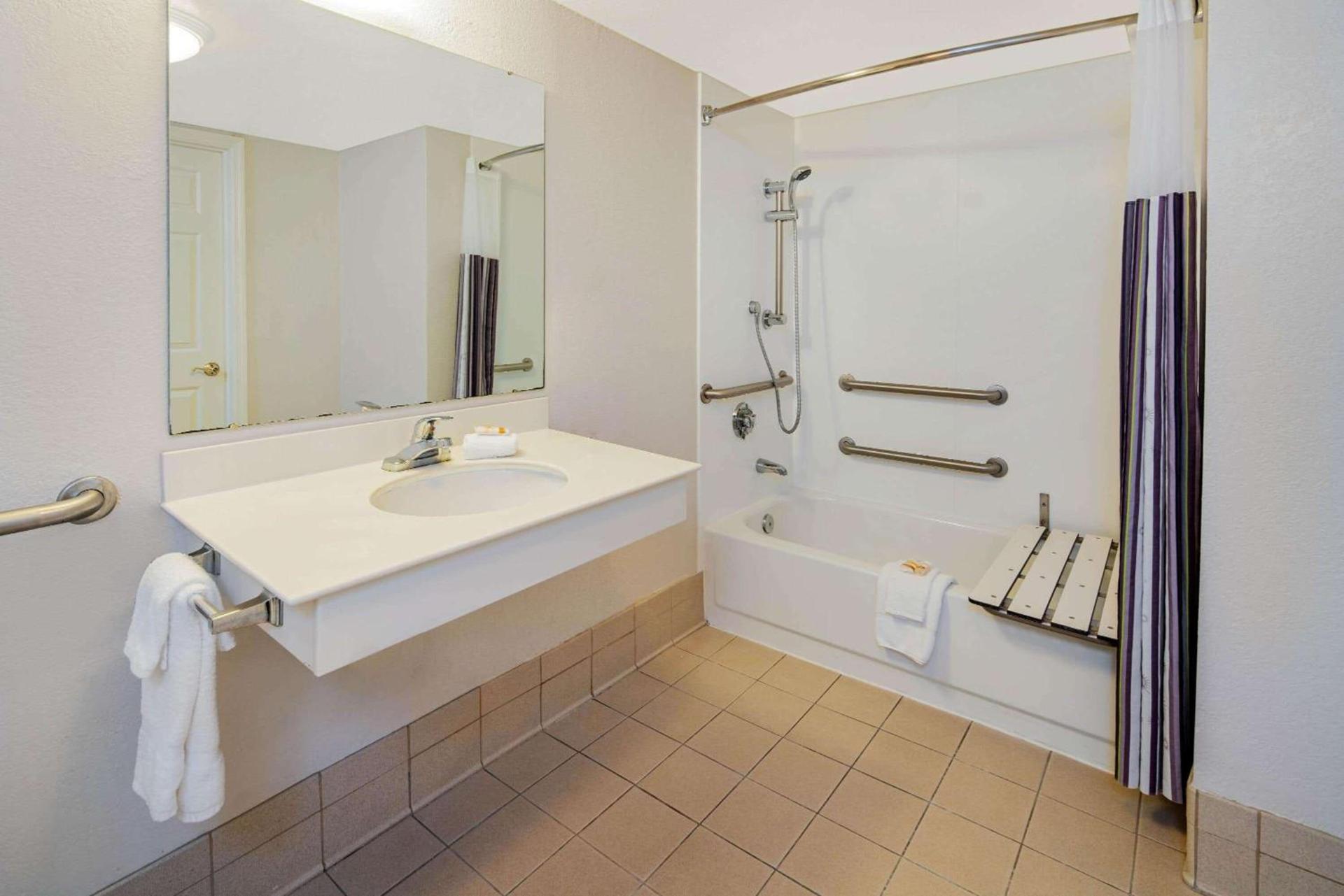 La Quinta Inn & Suites by Wyndham Irvine Spectrum photo 17