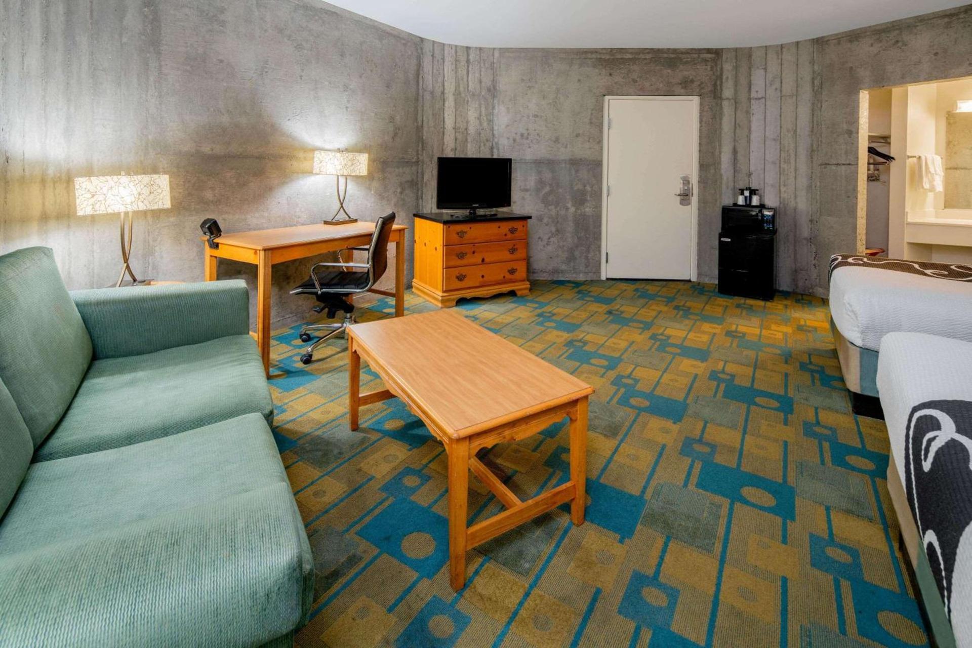 La Quinta Inn & Suites by Wyndham Irvine Spectrum photo 16