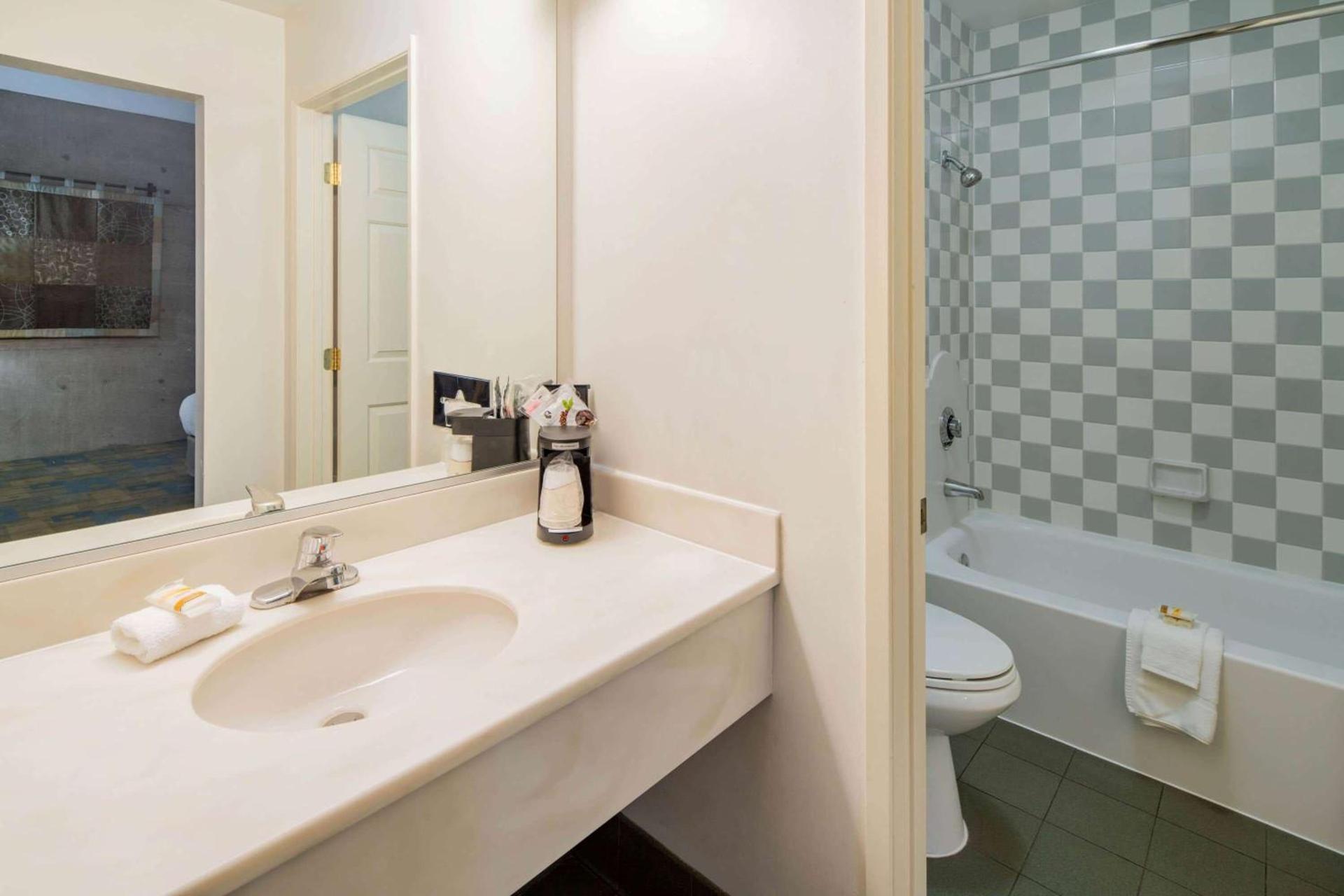 La Quinta Inn & Suites by Wyndham Irvine Spectrum photo 18