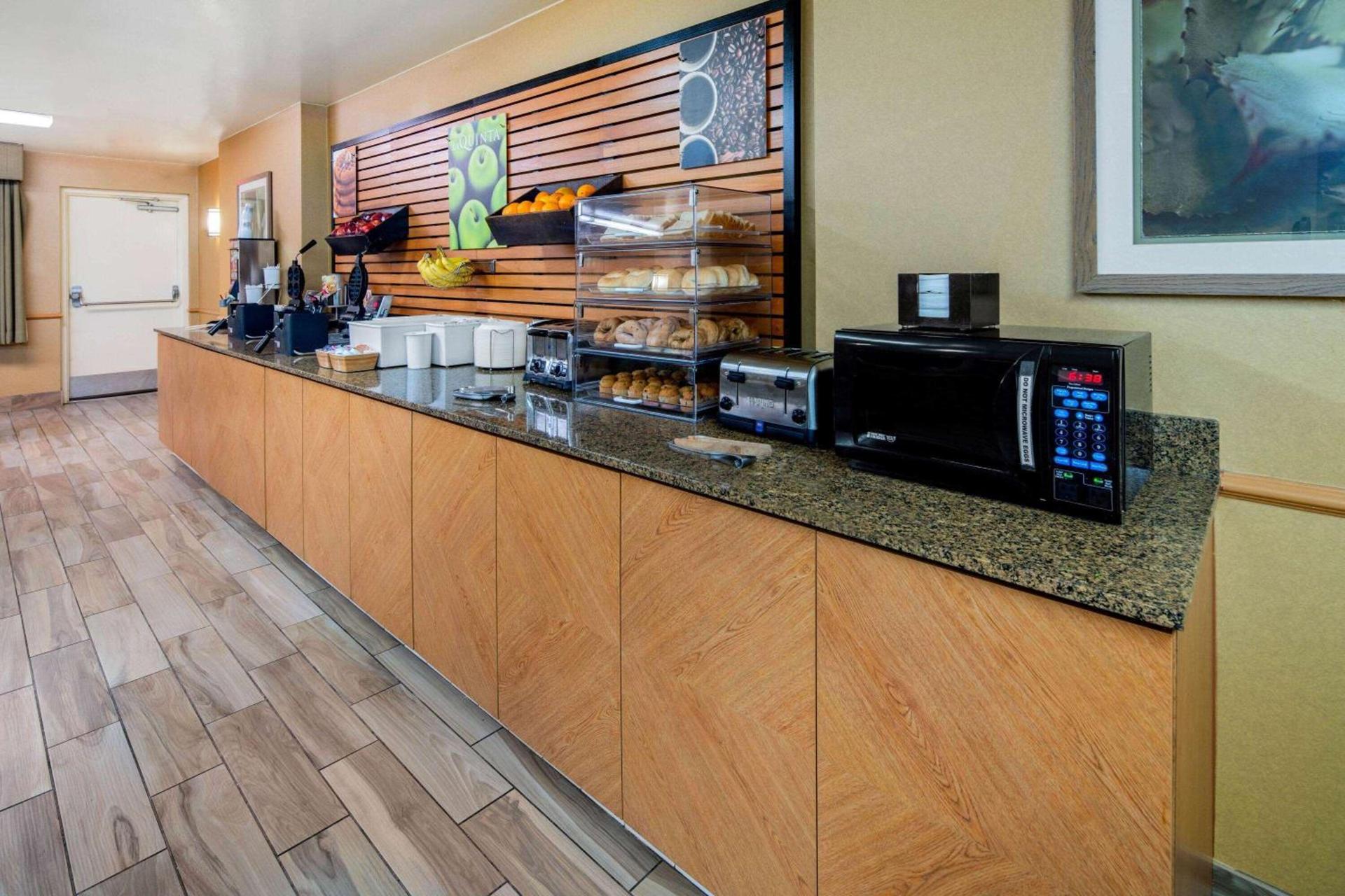 La Quinta Inn & Suites by Wyndham Irvine Spectrum photo 23