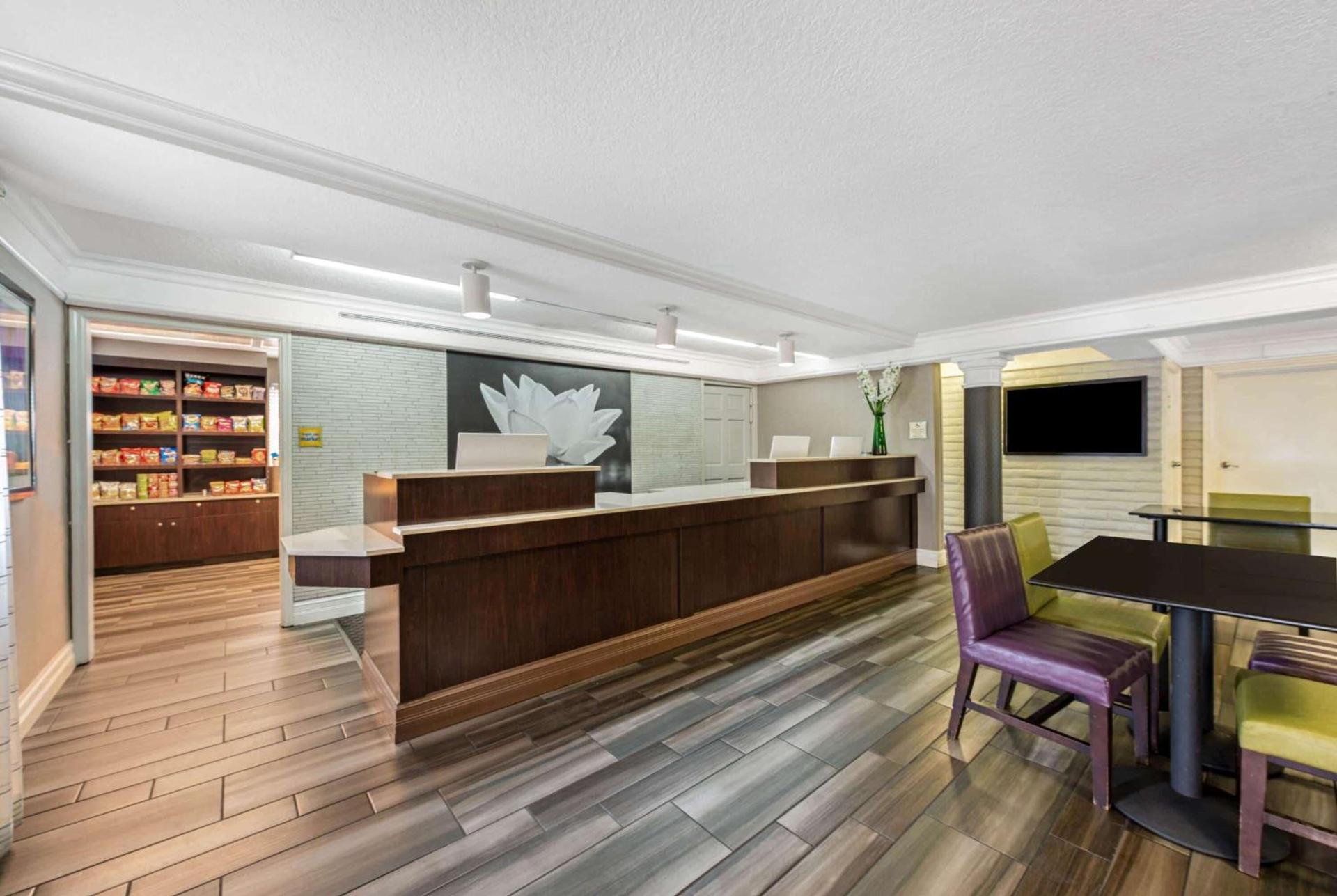 La Quinta Inn by Wyndham Miami Airport North photo 2