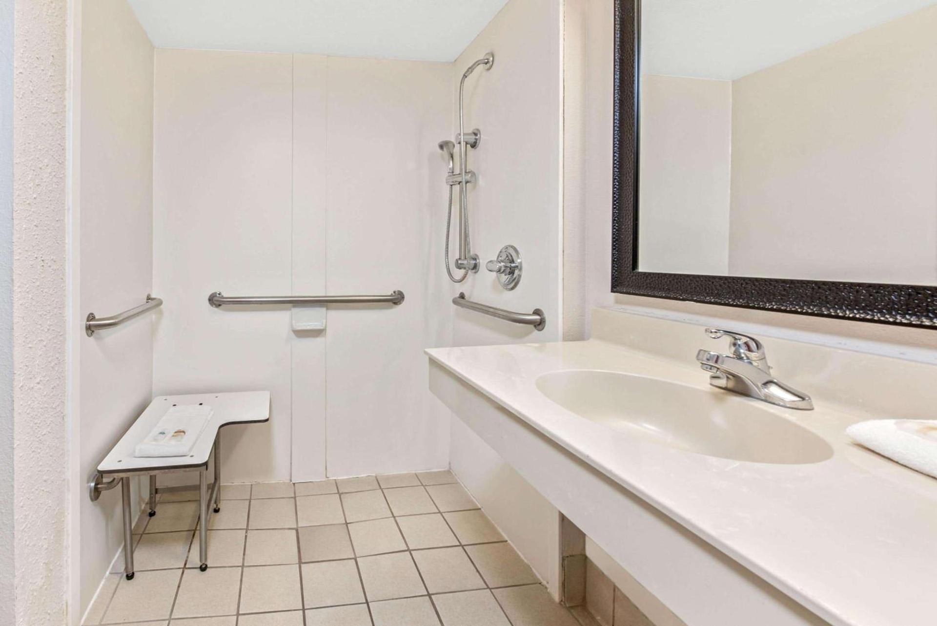 La Quinta Inn by Wyndham Miami Airport North photo 37