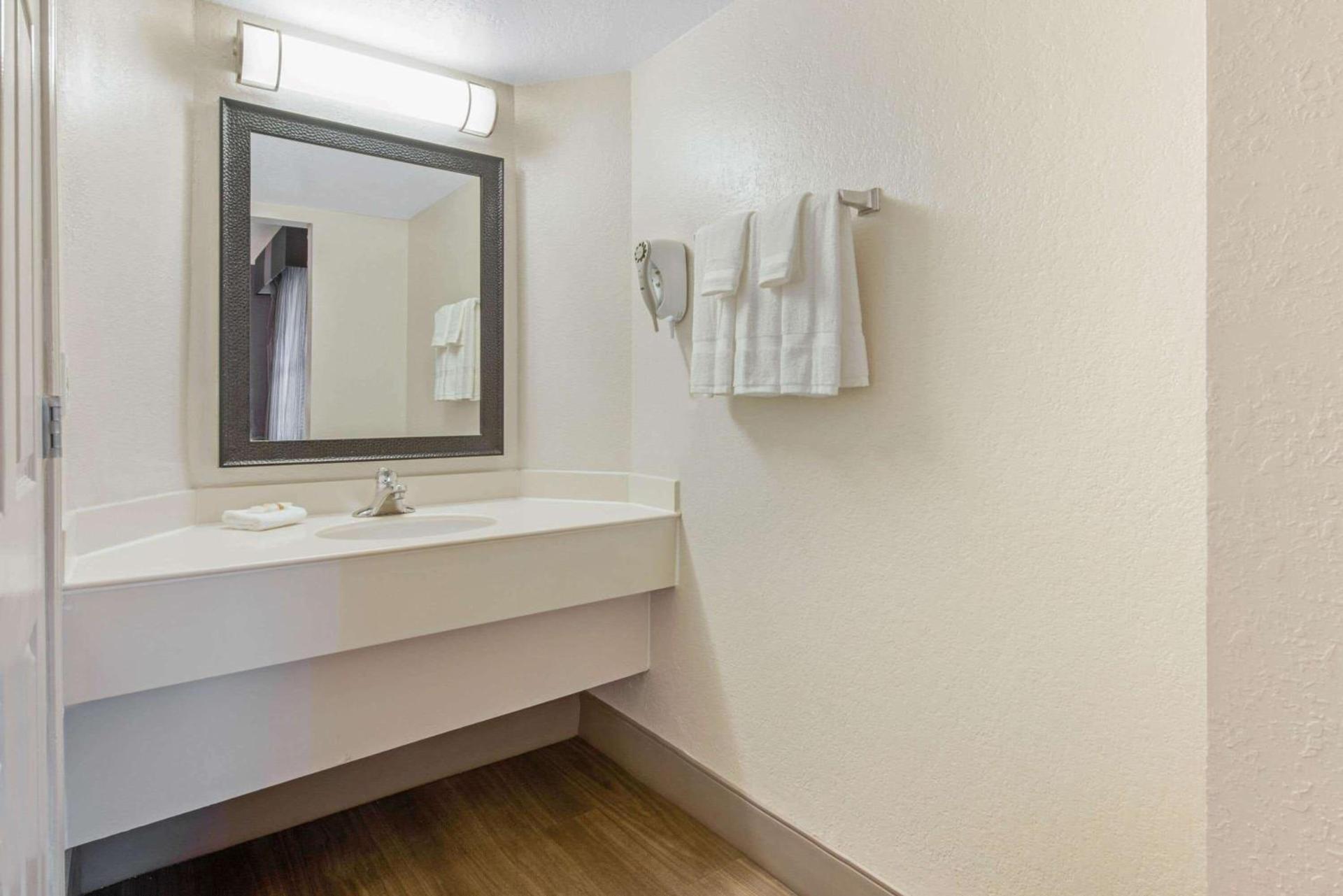 La Quinta Inn by Wyndham Miami Airport North photo 57