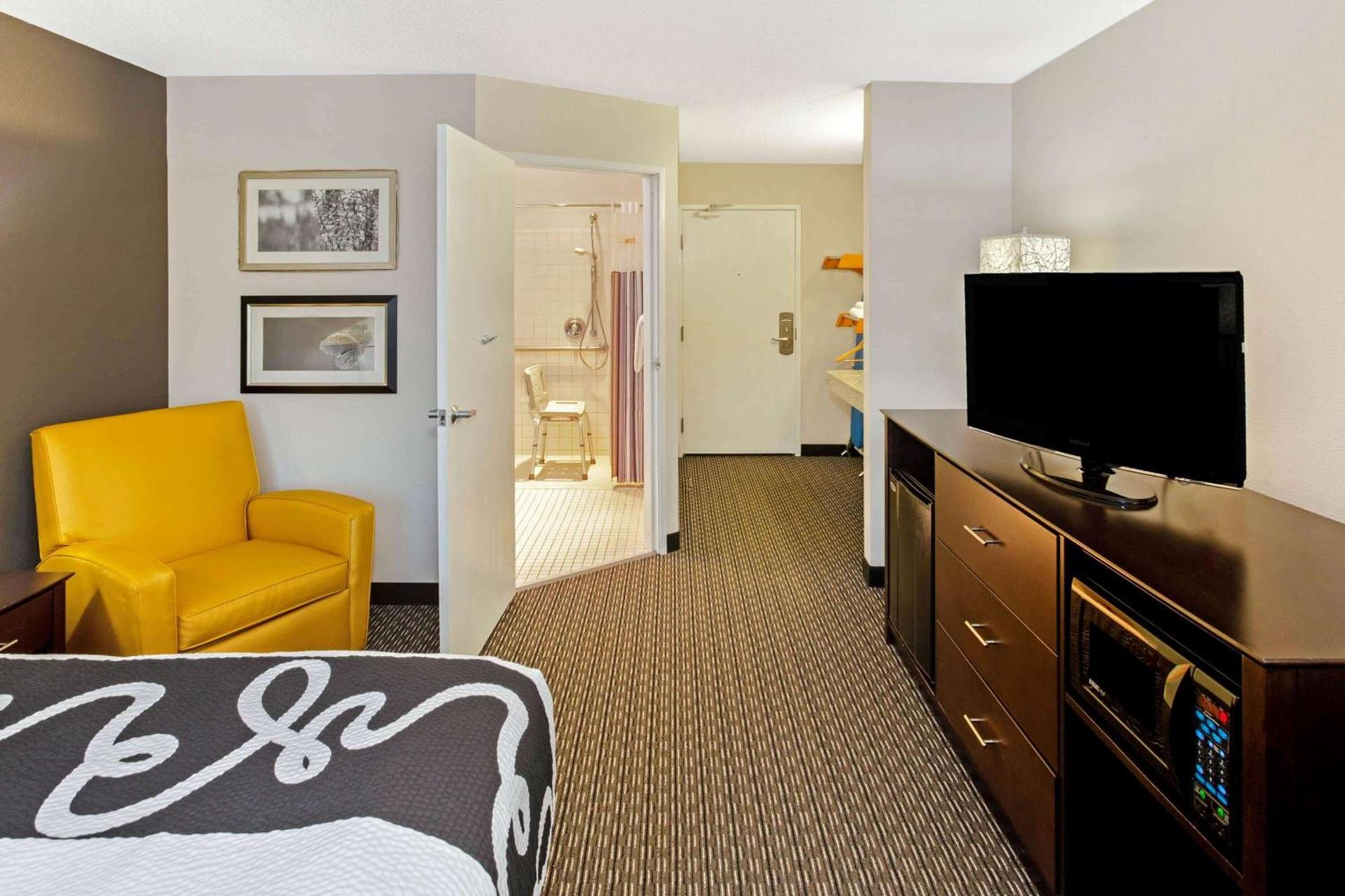 La Quinta by Wyndham Milwaukee Delafield photo 23