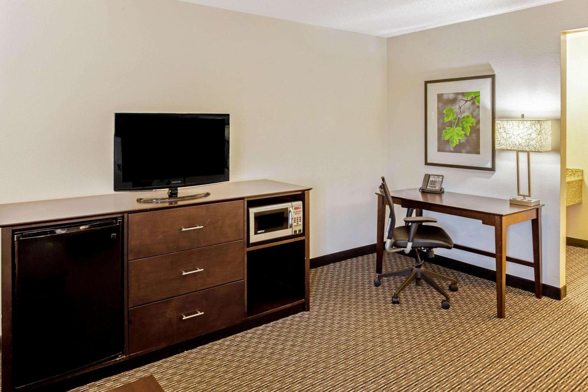 La Quinta by Wyndham Milwaukee Delafield photo 21