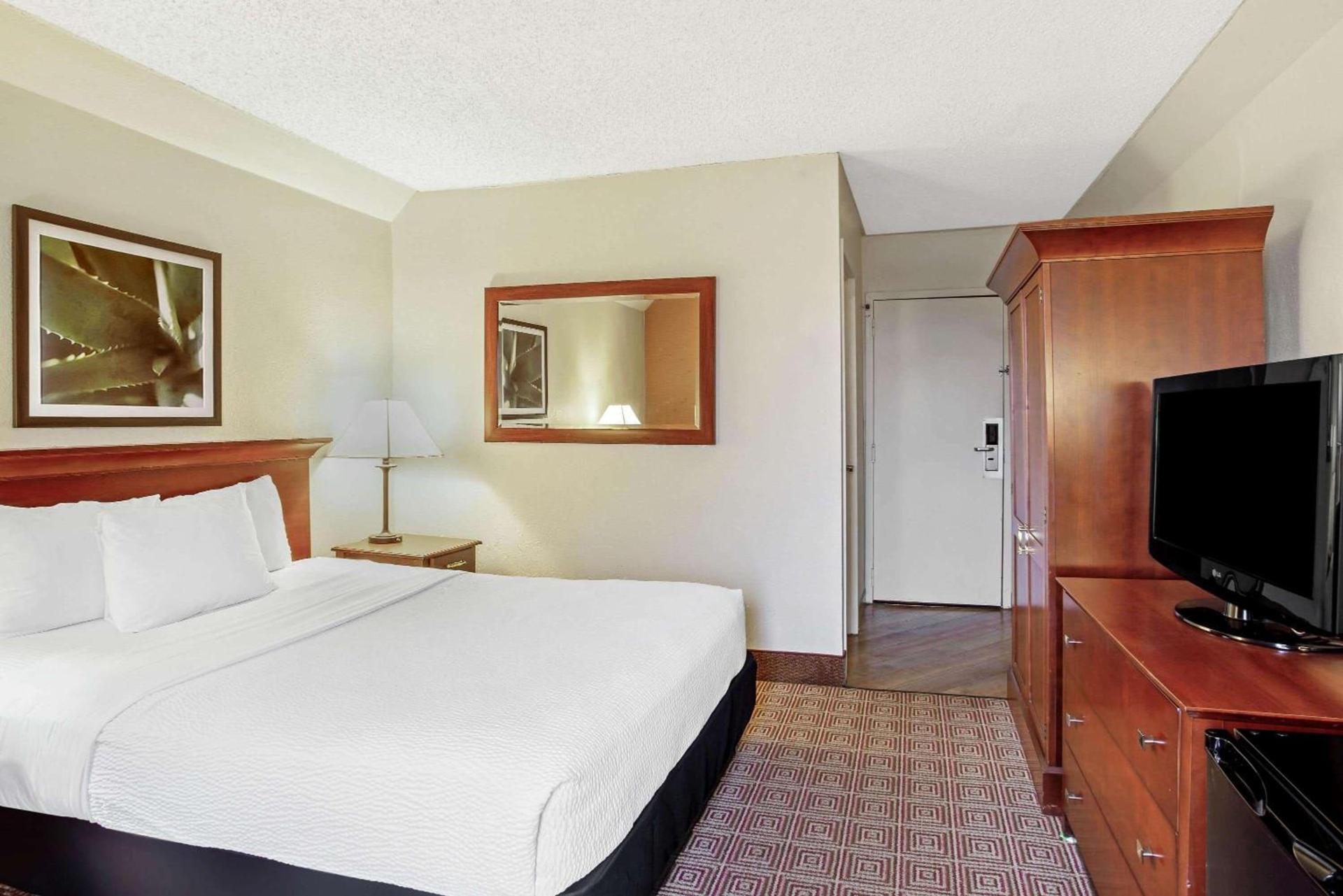 La Quinta by Wyndham Stamford / New York City photo 26