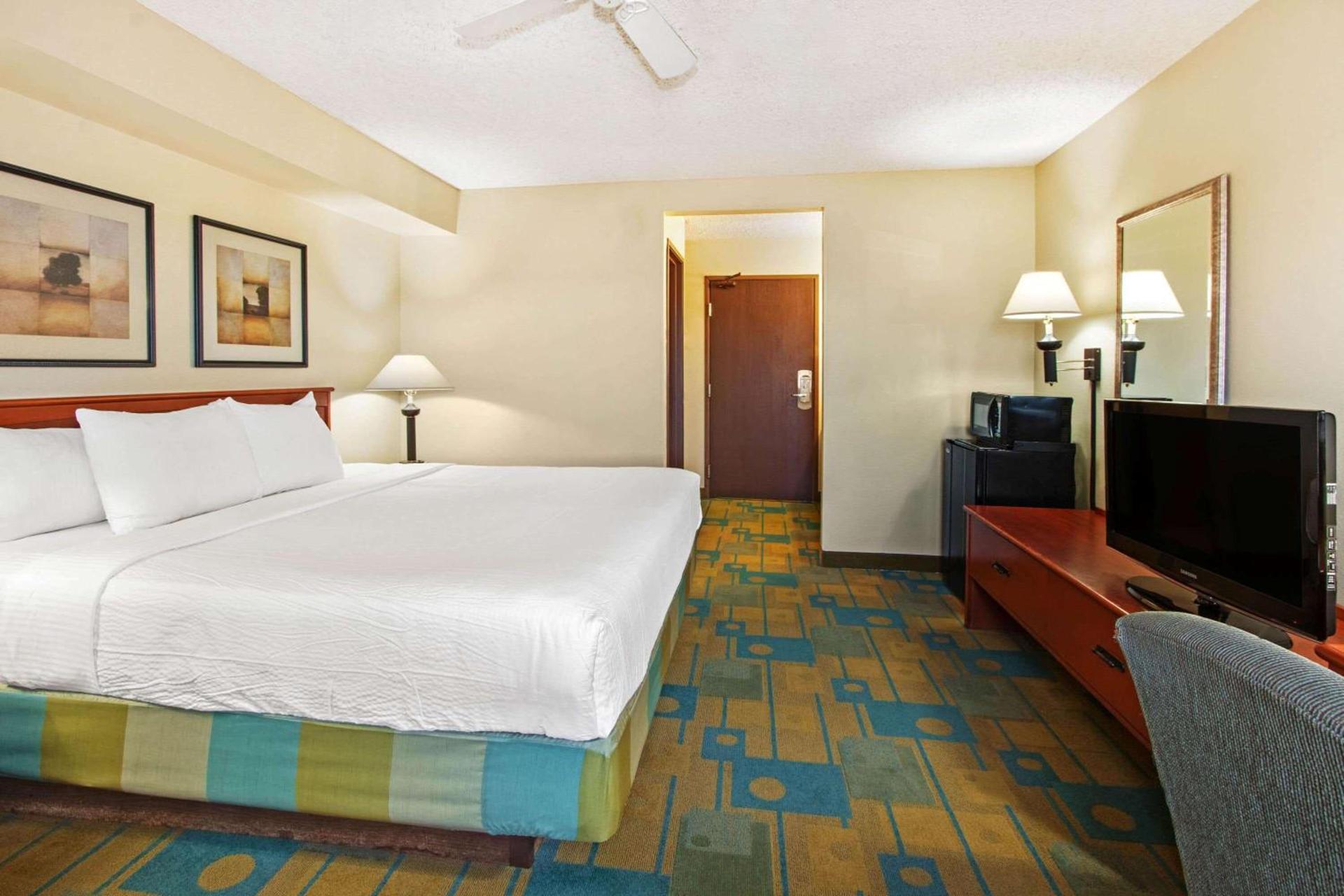La Quinta by Wyndham Albuquerque Journal Ctr NW photo 8