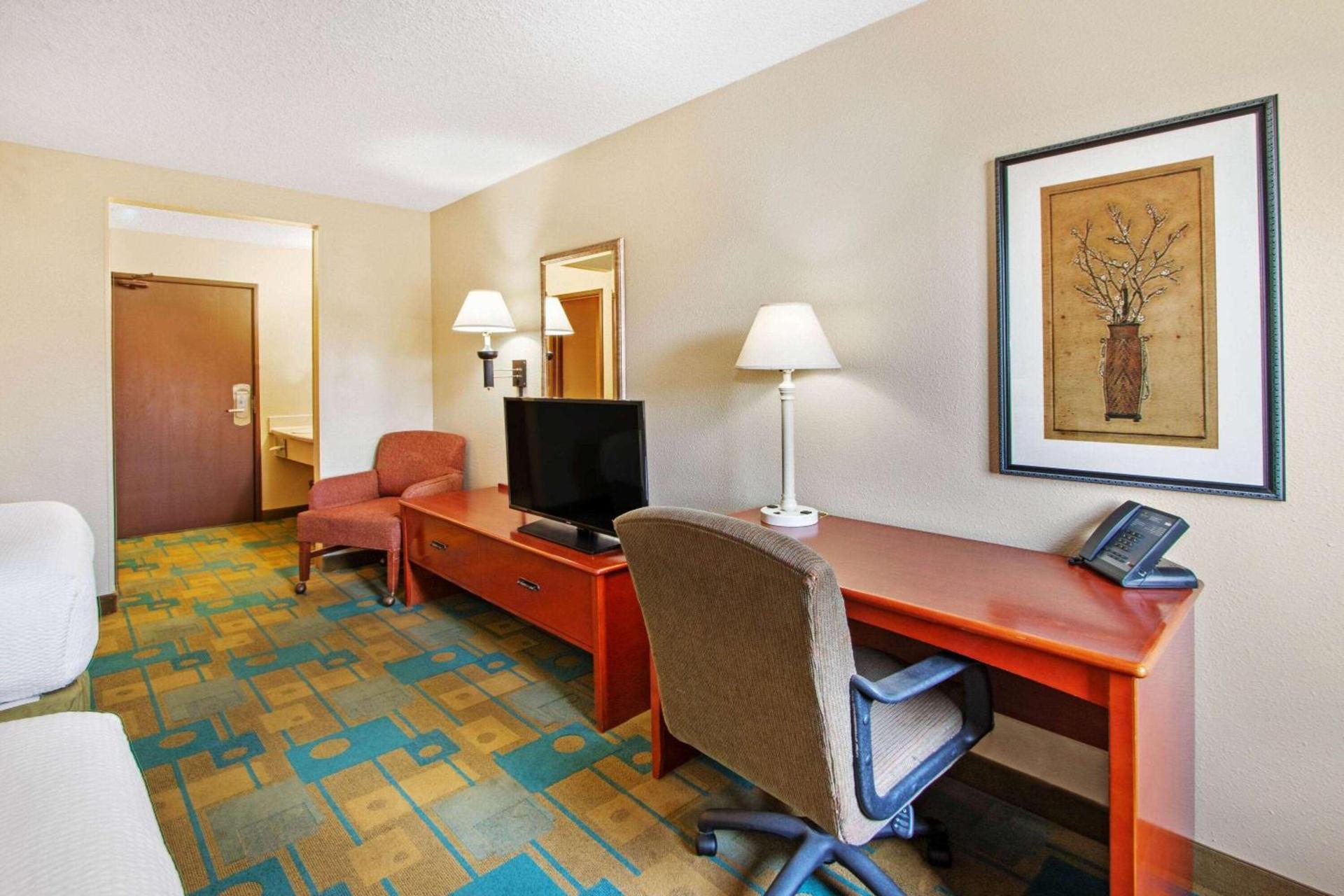 La Quinta by Wyndham Albuquerque Journal Ctr NW photo 16