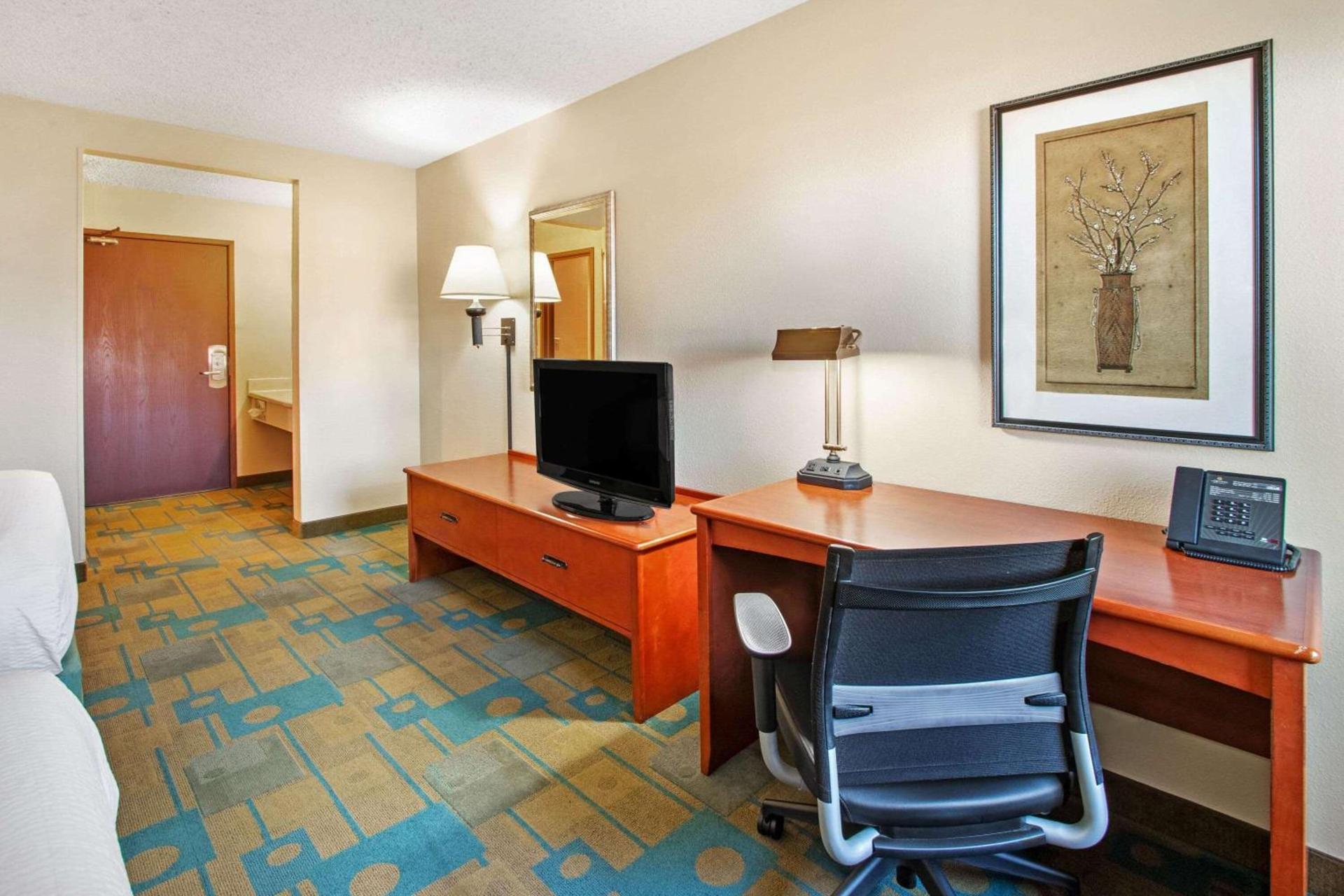 La Quinta by Wyndham Albuquerque Journal Ctr NW photo 9