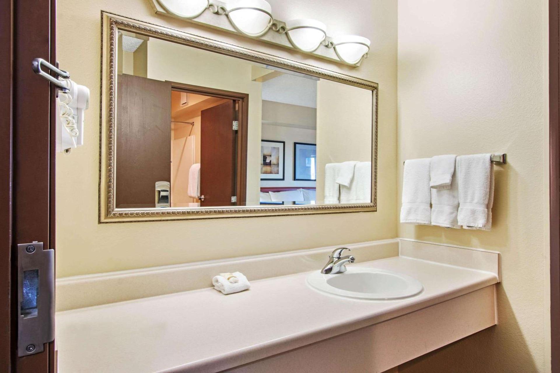 La Quinta by Wyndham Albuquerque Journal Ctr NW photo 11
